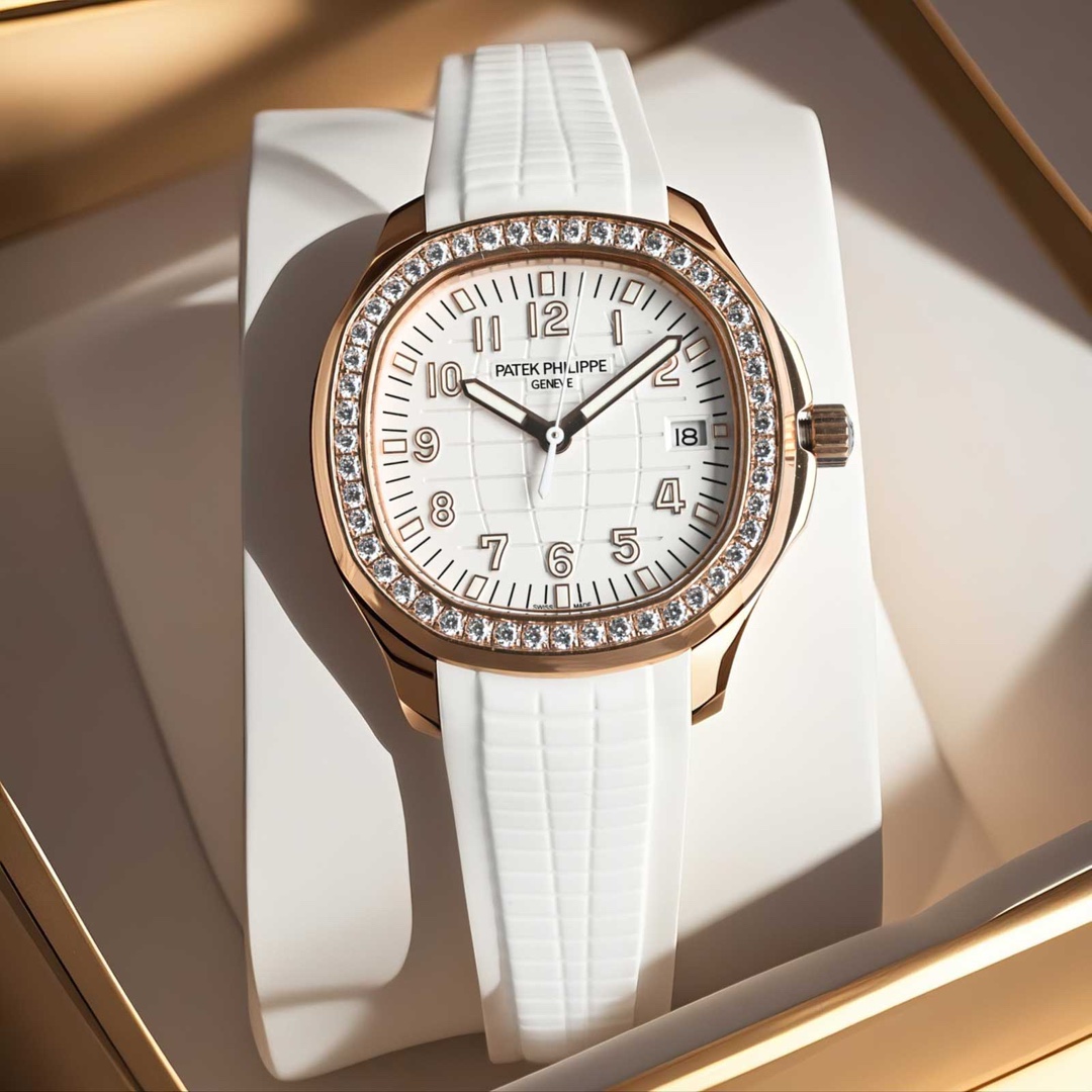NO:391725,White shell gold (with diamond plus 50, new buckle plus 50) GR factory launches 38.8mm Patek Philippe Grenade AQUANAUT series mechanical watch, 5167A/5168G/5167R series watches - exclusively developed and customized Patek Philippe PATEK PHILIPPE. Imported and modified 324SC movement, upgraded and improved the shortcomings of the market version, and the movement function savings last for about 55 hours. The quality is extremely stable. The product uses the bold design of the grenade shape to show the dynamic and fashionable charm of the wrist timepiece, and also demonstrates the men's yearning for the distance, without losing the elegance and exquisiteness, highlighting the temperament of Patek Philippe sports watches. [Case]  1. The case still retains a round octagonal appearance, made of 904 stainless steel, polished and polished to make it look more exquisite and gorgeous design style, the material is sturdy and durable, with a diameter of 38.8mm and a thickness of 8.9mm. 2. The flat part is consistent with the genuine product, the sides are frosted, and the flat part of the bezel is decorated with vertical satin patterns. While ensuring a beautiful color, it also takes into account the wear resistance. 3. The case and lugs are formed in one piece, with smooth lines and fitting the wrist. 4. The crown is also made of stainless steel. The screw-in design ensures the waterproof performance of the watch, and the anti-slip texture style design ensures that the watch can be accurately calibrated, ensuring that each watch is 100% waterproof test. [Watch strap/buckle]  The tape is made of natural 'Tropical' composite rubber material consistent with the authentic product. The waterproof strap shows the advantages of the composite material to wear comfortably, extremely resistant to wear, resists seawater corrosion and resists UV radiation. 2. Perfectly cloned Aquanaut classic folding buckle, and is chamfered even on very small corners to ensure the original comfort. [Dial/Pointer] The dial and hands are both consistent with the authentic luminous effect. The dial is designed with the inspiration of the earth network, with the embossed pattern at the bottom, and the layers are clear, which is consistent with the authentic appearance. 2. The dial scale is consistent with the authentic Arabic numeral hour markers. Each three-dimensional hour marker is made purely by hand. The hour marker and hands are coated with authentic Superluminova luminous coating, so that time can be read easily even in the dark.  3. Each watch in the calendar window is horizontally upright without deflection. [Movement] The movement uses the exclusive upgraded and customized Patek Philippe Cal. The imported 324SC movement has super stable quality and a power reserve of about 55 hours, basically guaranteeing zero faults. 2. The chamfer of the movement plywood is polished with Swiss craftsmanship. 4. The movement is fully engraved, clear and not worn, and the texture is the ultimate. GR craftsmanship spirit, focusing on quality!  ,,patek philippe19860909白壳 枚金（带钻加50 新扣加50） GR工厂新推出38.8mm百达翡丽手雷AQUANAUT系列机械腕表,5167A/5168G/5167R系列腕表——独家开发定制百达翡丽PATEK PHILIPPE.进口改324SC机芯,升级改善市场版本的不足,机芯功能储蓄长达55小时左右.品质极其稳定,产品以手雷形状大胆的设计,展现腕间时计的动感时尚魅力,也彰显了男士向往远方的探索精神,又不失典雅精致,凸显百达翡丽运动腕表的气质.【表壳】 1.表壳依旧保留圆润的八角形外观,采用904精钢材质打造而成,经抛光润饰,更显精美华丽的设计风格,材质坚固耐用,直径38.8mm,厚度为8.9毫米. 2.平面部分均与正品一致经抛光处理,侧边采用磨砂处理,表圈平面部分饰有垂直缎纹,在保证色泽靓丽的同时,也兼顾耐磨特性. 3.表壳与表耳一体成型,线条流畅,贴合手腕. 4.表冠同样采用精钢材质打造而成,旋入式设计保证腕表防水性能,防滑纹理样式设计保证腕表可以精准校时,保证每一只腕表都做到百分百防水测试.【表带/表扣】 胶带均采用与正品一致的天然“Tropical”复合橡胶材质,防水表带尽显复合材质的优势佩戴舒适,极其耐磨擦、耐磨损、耐海水腐蚀且抗紫外线辐射. 2.完美克隆Aquanaut经典式折叠式表扣,即使在非常细小的拐角处上也做有倒角润饰,确保还原正品般的舒适感.【表盘/指针】 表盘及指针均采用正品一致的夜光效果,表盘以地球网络状灵感设计,底部浮雕图案,层次分明,均与正品一致观感. 2.表盘刻度均与正品一致采用立体阿拉伯数字时标,每个立体时标刻度是纯手工制作而成,时标和指针上都涂了正品一致Superluminova夜光涂层,即使在黑暗中也可以轻松读取时间. 3.日历窗口每一只腕表做到水平正位,不出现偏斜遮挡.【机芯】 机芯采用独家升级定制的百达翡丽Cal.进口改324SC机芯,质量超级稳定,动力储时长达55小时左右,基本做到零故障的保障. 2.机芯夹板的倒角采用瑞士工艺打磨同样无可挑剔. 4.机芯全部精雕刻字,清晰不磨损,纹理做到极致. GR匠工精神,专注品质！,,patek philippe,Watch