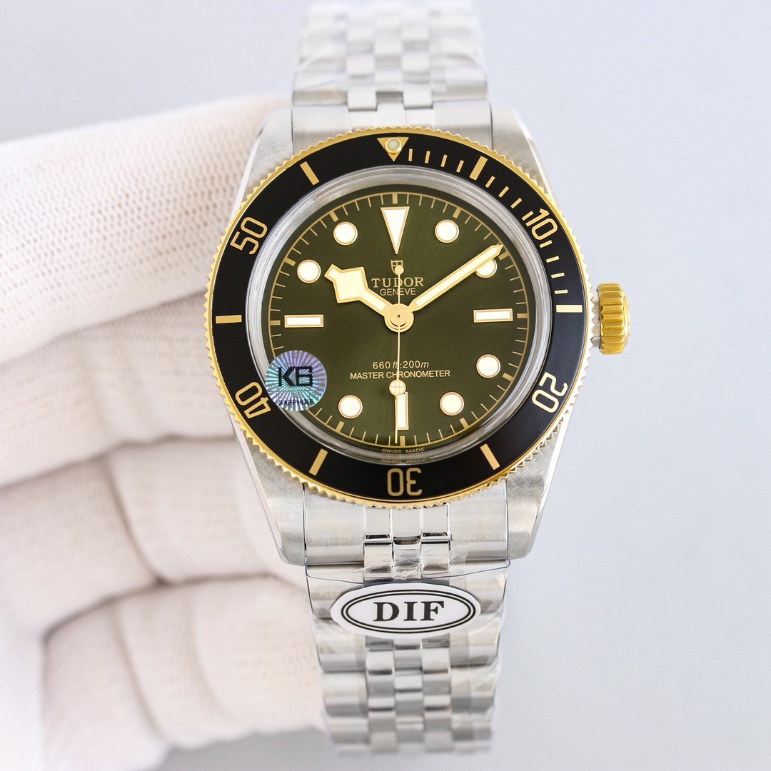 NO:394471,DIF Tudor Biwan new product is launched, Harolds Anniversary Limited Edition of the UK Limited Edition worldwide, DIF is carefully developed!  After a year of careful creation, it was finally released!  This bottom cover pattern has a very high technical content, requiring the use of imported equipment with high-precision laser scale to mark the etching, and the output is very low!  The gold part uses A-pole gold-plated surface to detect gold content, which is the gold-plated process on the market!  The movement uses Seagull’s custom first gear movement without any gaps!  Diameter 41mm aluminum ring strap with angle guide angle polishing and grinding without cutting!  Tif new Tudor quilt can be finely adjusted internally, gold plating19860909DIF帝舵碧湾新品上市 英国哈罗德周年纪念限量版全球限量枚 DIF用心研发！历时一年精心打造,终于面世！此款底盖图案技术含量极大需使用进口设备高精度激光刻度打刻产量非常低！ 金色部分采用A极镀金表面可检测含金也就是市面上的包金工艺！ 机芯采用海鸥定制一档机芯无空档！直径41mm 铝材质圈口表带导角精抛打磨不割手！ Tif新款帝舵表扣扣子内部可微调,,gold plating,Watch