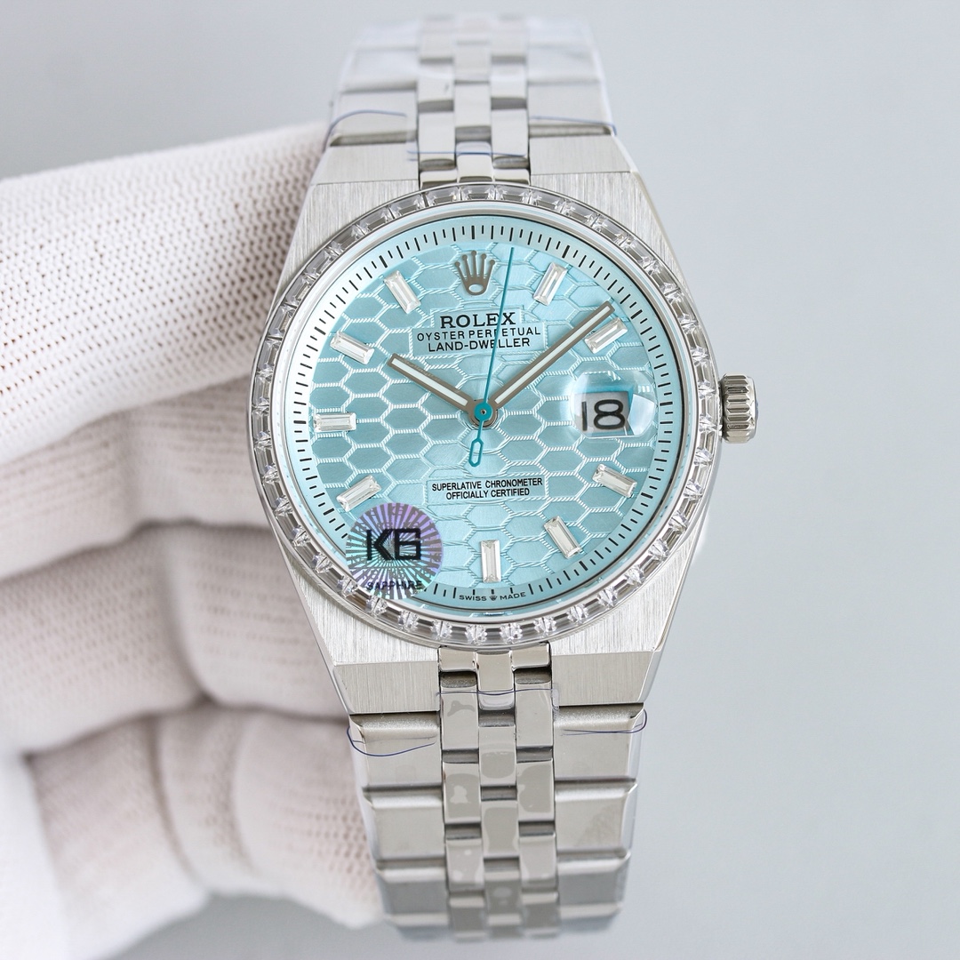 NO:394472,Dental ring (same price for gold and white) Rolex-Luomo, V2 racing version 40mm, built-in integrated 7315 movement. Rolex's new Land-Dweller was launched in 2025 and adopts an integrated bracelet design. This design is inspired by the 1969 Oysterquartz Datejust watch and the log watch released in 1974. The case and bracelet present seamless smooth lines. The dial design is inspired by nature, with a classic layout with a honeycomb texture, a 40/36mm mm size, a white and ice blue dial. The watch is only 9.7mm thick, which makes it particularly slim in Rolex's sports watches. Equipped with a new integrated movement modified 7135 automatic winding movement!  ,,rolex19860909牙圈 钻圈（金白同价） 劳力士-陆使型,V2 赛车版 40mm,内置改一体7315机芯. 劳力士全新 Land-Dweller 陆使型于 2025 年推出,采用了一体式表链设计,这种设计灵感源自 1969 年Oysterquartz Datejust 腕表,以及 1974 年面世的日志型腕表,表壳与表链之间呈现出无缝连接的流畅线条.  表盘设计灵感来自大自然,以蜂巢纹理呈现经典布局,40/36mm毫米的尺寸,白色、冰蓝色表盘.腕表厚度仅 9.7毫米,这使得其在劳力士的运动表款中显得尤为纤薄.  搭载全新 一体机芯改7135 自动上链机芯！,,rolex,Watch