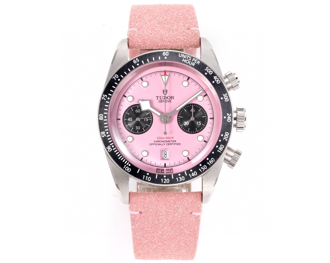 NO:383934,The 3T new Tudor Black Bay Chrono series is a hybrid watch that combines the tradition of diving watches and racing chrono functions, known for its retro aesthetics and modern technology. The following is the main features and models of the series. Design inspiration and style - **Retro elements**Dial design is inspired by the Tudor diving watch and the iconic 'snowflake' pointer. The mirror is made of sapphire pot cover glass and pays tribute to the first chronograph Oysterdate in the year. - The speed test outer ring is equipped with a matte black anodized aluminum speed tester ring, suitable for racing chrono function. - The dial selection is the latest model Jaylen Pink-Tiffany Blue optional - The case is 41mm matte and polished 316L stainless steel case, waterproof 200 meters, suitable for sports and daily wear. - - The dial selection is available. Jaylen Pink-Tiffany Blue is optional - The case is 41mm matte and polished 316L stainless steel case, waterproof 200 meters, suitable for sports and daily wear. - The movement is equipped with the original 7750 automatic movement (COSC certified), equipped with column wheels, vertical clutch system and silicon hairspring, with ultra-high power reserve, with accuracy of -2/+4 seconds/day. - Functional chronograph, date display, small seconds hand, smooth and practical operation. - Using flamingo horse leather straps in the same color, the Tudor Black Bay Chrono series has become a popular choice among chronographs with retro design, high-performance movement and a variety of styles. It has sporty and elegant qualities, suitable for watch lovers who pursue the fusion of classic and modernity.,,tiffany198609093T新品帝舵（TUDOR）Black Bay Chrono系列是一款融合潜水表传统与赛车计时功能的混合型腕表,以其复古美学与现代技术著称.以下是该系列的主要特点及型号简介 设计灵感与风格 - **复古元素**表盘设计灵感源自年代帝舵潜水表和标志性“雪花”指针,镜面使用蓝宝石锅盖玻璃更显突出,同时向年首款计时码表Oysterdate致敬.  - 测速外圈配备哑光黑色阳极氧化铝测速计字圈,适合赛车计时功能.  - 表盘选择提供最新款 杰伦粉-蒂芙尼蓝可选 - 表壳41毫米磨砂及磨光316L不锈钢表壳,防水200米,适合运动与日常佩戴.  - 机芯搭载原厂7750型自动上链机芯（COSC认证）,配备导柱轮、垂直离合系统和硅游丝,超高动力储备,精准度达-2/+4秒/天.  - 功能计时码表、日期显示、小秒针,操作流畅且实用. - 采用火烈鸟同色系马皮表带 帝舵Black Bay Chrono 系列以复古设计、高性能机芯和多样款式成为计时码表中的热门选择,兼具运动与优雅特质,适合追求经典与现代融合的腕表爱好者.,,tiffany,Watch