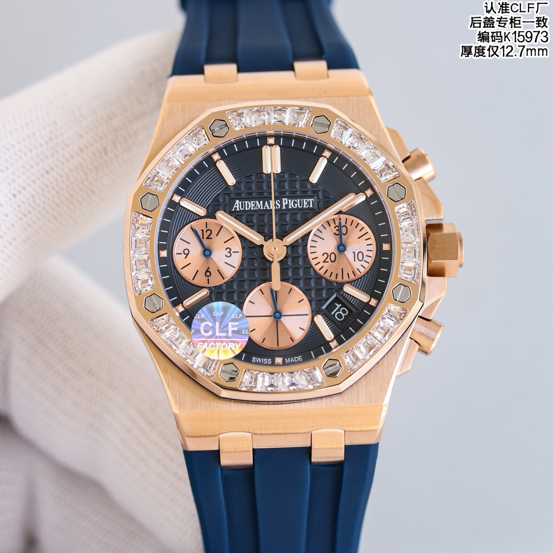 NO:727184,Flat price CLE's different rainbow circle Popular model AP Audemars piguet 37mm Royal Oak Offshore Chronograph star same style rainbow circle limited ceiling Shining precious gems and classic octagonal case design collide with unique sparks Rainbow is a symbol of optimism and romance Exudes charming charm with every gesture Witness every moment of romance in life This 37mm diameter 'rainbow circle' uses a rose gold case with anti-glare sapphire crystal glass watch mirror  Set with 32 'rainbow-colored' rectangular-cut sapphires. Smoked rose gold dial engraved with 'Lady Tapisserie' plaid decoration. Matched with rose gold sub-dials. Rose gold luminescent hour markers and Royal Oak hands. The gemstones are arranged in gradient colors. Rose gold buttons and screw-in crown. Beige rubber strap with rose gold AP folding buckle. Equipped with 7750 movement. It has a 40-hour power reserve and a waterproof depth of 50 meters. It also has a chronograph function. Hours and minutes.  Small seconds and date display and other functions Back cover code synchronization counter k15973, audemars19860909统一价 CLE不一样的彩虹圈 热门款AP爱彼Audemars piguet 37mm皇家橡树离岸计时明星同款彩虹圈限量天花板 闪耀动人的珍贵宝石加上经典的八角表壳设计 碰撞与众不同的火花 彩虹是乐观与浪漫的象征 举手投足间散发迷人魅力 见证人生每刻浪漫  这枚37毫米直径大小的“彩虹圈”采用玫瑰金表壳 搭配防眩光处理蓝宝石水晶玻璃表镜 镶嵌32颗“彩虹色”长方形切割蓝宝石 烟熏玫瑰金色表盘镌刻 “Lady Tapisserie”格纹装饰 搭配玫瑰金色副表盘 玫瑰金荧光立体时标和皇家橡树指针 宝石按照渐变颜色排列 玫瑰金按钮和旋入式表冠 米色橡胶表带搭配玫瑰金AP字样折叠表扣 搭载7750机芯 具备40小时动力储存和50米的防水深度 同时具备计时功能 小时 分钟 小秒钟及日期显示等功能 后盖编码同步专柜k15973,,audemars,Watch