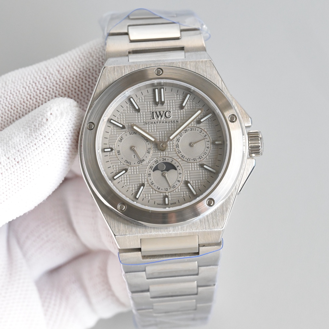 NO:822192,White shell, gold, black shell produced by GR GR Factory has another 'project' for thousands of years!  Perfect once again!  IWC’s new Engineer Series K pays tribute to Gérard Dazun’s classic design!  1【Movement】Using the 82650 self-made movement, the movement is stable, accurate and requires almost zero repairs!  2 [Watch Case] ​​Genuine mold opening, 1:1 perfect restoration!  The size of the watch is 41.6mm. The entire case adopts a large-area brushing process. The eye-catching round bezel is equipped with functional screws and the polishing treatment on the angular edges directly enhances the luxury of the watch. It is exactly the same as the original craftsmanship. 3 [Dial] adopts a three-panel layout, using the iconic 'grid' pattern on the dial surface, with a unique pattern composed of delicate fine lines and Fangke, setting off three sub-dials with a sunburst effect, which means it has multiple display functions!  The glass adopts double-sided anti-reflective arched sapphire-coated mirror!  4 [Strap Buckle] The watch is equipped with an integrated H-shaped link strap, which is polished and decorated with the same finish as the case. The buckle is engraved with the 'IWC' classic logo. The proportional design and flexibility allow the watch to achieve a better wearing experience. 5 IWC's most dazzling Engineer Perpetual Calendar watch. Suitable for various business occasions, simple and refined yet elegant!  Welcome watch friends from all walks of life to appreciate it. For the best luxury recommendations for gift giving, please look for the exclusive quality of GR,,iwc19860909GR 出品 白壳 金 黑壳  GR Factory 又一次“工程”万年！再一次尽善尽美！ IWC 万国 表全新工程师系列K致敬杰罗·达尊的经典设计！ 1【机芯】采用82650型自制机芯,其机芯运转稳定,走时精准,几乎零返修！ 2【表壳】正品开模,1:1完美还原！腕表尺寸41.6mm,整个表壳采用大面积拉丝工艺,醒目的圆形表圈搭配功能性螺丝,组合棱角边缘上的抛光处理,直接拉升腕表的豪华感,与原装工艺效果如出一辙 3【表盘】采用三幅盘布局,用标志性的“网格”纹盘面,以细腻的细密线条与方科构成的独特纹,映衬着三个采用太阳纹效果的副盘,也即便显示功能多！玻璃方面采用双面防反光拱形蓝宝石镀膜镜面！ 4【表带表扣】随表配备了一体化H型链节表带,并与壳体饰面采用一样的打磨装饰,表扣刻有“IWC”经典标志,在整理比例设计跟灵活性上,让腕表实现更好佩戴的上手体验. 5IWC旗下最耀眼的工程师万年历腕表.适合各种商务场合,简敛精致不失优雅！欢迎各路表友品鉴. 送礼最佳奢华推荐请认准GR独家品质,,iwc,Watch