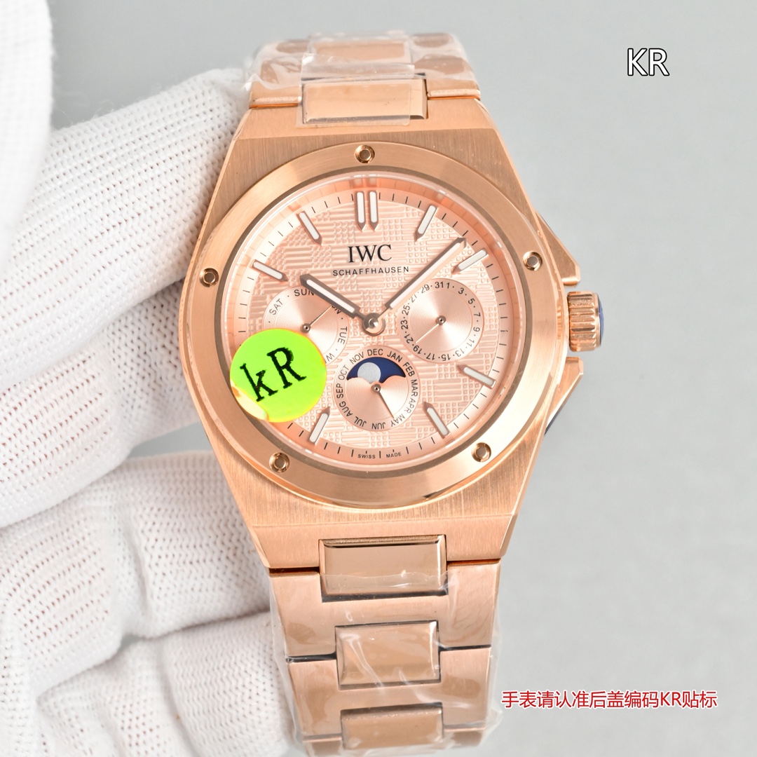 NO:741729,White steel rose gold KR new product IWC Ingenieur series perpetual calendar watch, the most complex watch in the replica world, all functions are synchronized with the original, and all function adjustments are controlled by the crown. 1 [Function introduction] The calendar is displayed at 3 o'clock, the day of the week is displayed at 9 o'clock, and the month and moon phase pointer is displayed at 6 o'clock. 2 [Fine workmanship] The shell adopts the same three-piece structure as the original, with brushed middle, polished upper and lower shells, and high-cost lid-shaped sapphire for the mirror surface to enhance its texture.  3 [Movement Performance] The size is 41.6mm. The movement adopts Tianjin caliber 82600, which is efficient and stable, and has a power time of more than 72 hours. It is equipped with a complex perpetual calendar module, and synchronizes all functions to achieve synchronization with the original adjustment through the crown. 4 [Notes] Because the perpetual calendar module is very complicated, the time will be adjusted before shipment. Customers can just wind it up and wear it after receiving it. Please do not adjust it easily. Due to the upgraded function of the movement, the adjustment needs to be done slowly.  KR’s masterpiece, welcome to appreciate it!  ,,iwc19860909白钢 玫瑰金 KR新品 万国工程师系列万年历腕表,复刻界最复杂的腕表,所有功能同步原装,所有功能调节通过把头控制. 1【功能介绍】3点钟位置显示日历,9点钟位置显示星期,6点钟月份月相指针显示. 2【做工精细】外壳采用原版同样的三件套结构,中间拉丝,上下壳为抛光,镜面采用高成本的锅盖形蓝宝石,使其质感提升. 3【机芯性能】尺寸41.6mm,机芯采用天津机芯改82600,高效稳定,动力时间长达72小时以上,进行加装复杂的万年历模块,而且同步所有功能实现同步原装通过把头调节. 4【注意事项】由于万年历模块十分复杂在出货前都会调准时间,客户收到直接上链上手佩戴即可,请不要轻易乱调,由于机芯加装升级功能,调节需慢慢按调. KR匠心巨作,欢迎品鉴！,,iwc,Watch