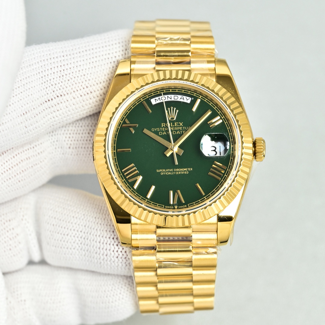 NO:821467,CS produced white case, gold case, diamond surface CS Factory new product Rolex ROLEX MT2 day-date watch series Since its introduction in 1956, the Rolex Day-Date (DD) has been one of the brand's most representative flagship watches, known as the 'head of state's watch'. Its most notable feature is that it is specially made for precious metals (such as 18K gold, white gold, rose gold or platinum), and for the first time, the date and full day of the week are displayed on the watch at the same time. The classic 40 mm case is paired with a triangular pit bezel and a head-shaped bracelet, highlighting luxury and authoritative temperament. Functions Dual display function: the curved day window at 12 o'clock and the magnifying glass date window at 3 o'clock provide clear and easy-to-read information display. The top-level movement is equipped with a custom-made integrated movement with excellent anti-shock and anti-magnetic properties. Practical and sophisticated design, 100-meter waterproof performance, screw-in crown and bottom cover, ensure the reliability of daily wear. Craftsmanship: The precious metal forged case and bracelet are refined in an exclusive foundry and undergo strict polishing and brushing to achieve a long-lasting luster. The head chain technology adopts a head-shaped bracelet with three rows of semi-circular links, taking into account both comfort and elegance. Each link is assembled and polished by hand. The details are exquisite, the original mold is opened, and a variety of dials can be selected. The dial can choose sun pattern, enamel, meteorite or gem inlay technology; the day and date instantaneous jumping mechanism is completed by the precise cooperation of more than 200 parts. Luxurious and exquisite men's mechanical watches are recommended. For the best luxury recommendations as gifts, please look for CS exclusive quality, rolex, gold19860909CS 出品 白壳 金壳 钻面  CS Factory 新品 劳力士 ROLEX MT2 星期日历型腕表系列 劳力士星期日历型（简称DD）自1956年问世以来,一直是品牌最具代表性的旗舰表款之一,被誉为“元首之表”.其最显著的特点是专为贵金属打造（如18K黄金、白金、玫瑰金或铂金）,并首次在腕表上同时显示日期和星期全写.经典的40毫米表壳搭配三角坑纹表圈、元首型表链,彰显奢华与权威气质. 功能 双显功能12点钟位置的弧形星期窗与3点钟的放大镜日期窗,提供清晰易读的信息显示 顶级机芯搭载定制一体机 型机芯,抗震抗磁性能优异 实用设计精密的设计100米防水性能,旋入式表冠和底盖,确保日常佩戴的可靠性. 工艺 贵金属锻造表壳、表链均采用专属铸造厂提炼,经过严格抛光与拉丝处理,光泽持久. 元首链工艺采用三排半环形链节的元首型表链,兼顾舒适与优雅,每个链节均手工组装并打磨. 细节极致,原版开模,多种表盘可以选择,表盘可选太阳纹、珐琅、陨石或宝石镶嵌工艺；星期和日期瞬跳机制由200多个零件精密协作完成.奢华精致推荐男士机械腕表 送礼最佳奢华推荐请认准CS独家品质,,rolex,gold,Watch
