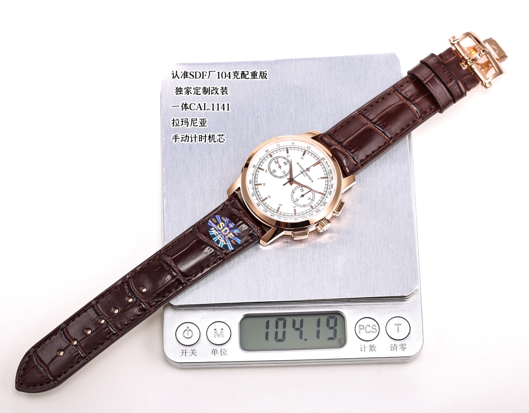统一价：2450
SDF  Factory     1️⃣0️⃣4️⃣克配重版 
江诗丹顿Vacheron  Constantin
传袭系列47192手动上链计时码表 
1️⃣尺寸：42mm✖️12.8mm
2️⃣机芯：独家定制改装一体Cal.1141拉玛尼亚手动计时机芯，目前市面最为接近原版
3️⃣表壳：316L精钢表壳赋予纳米真空电镀白金及玫瑰金
4️⃣表带表扣：意大利小牛皮配以原版一致镂空式折叠表扣
SDF  Factory 邀你一览最为完美的背透手动计时码表机械之美
