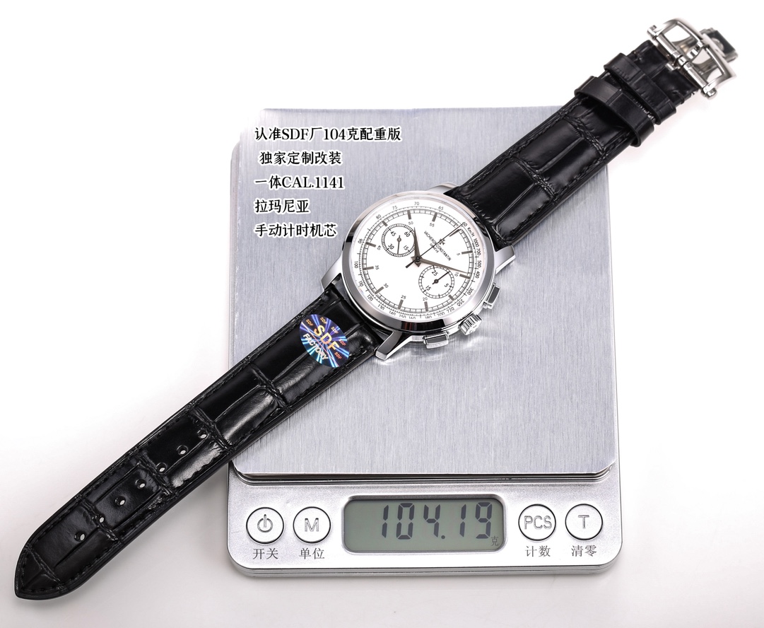 统一价：2450
SDF  Factory     1️⃣0️⃣4️⃣克配重版 
江诗丹顿Vacheron  Constantin
传袭系列47192手动上链计时码表 
1️⃣尺寸：42mm✖️12.8mm
2️⃣机芯：独家定制改装一体Cal.1141拉玛尼亚手动计时机芯，目前市面最为接近原版
3️⃣表壳：316L精钢表壳赋予纳米真空电镀白金及玫瑰金
4️⃣表带表扣：意大利小牛皮配以原版一致镂空式折叠表扣
SDF  Factory 邀你一览最为完美的背透手动计时码表机械之美