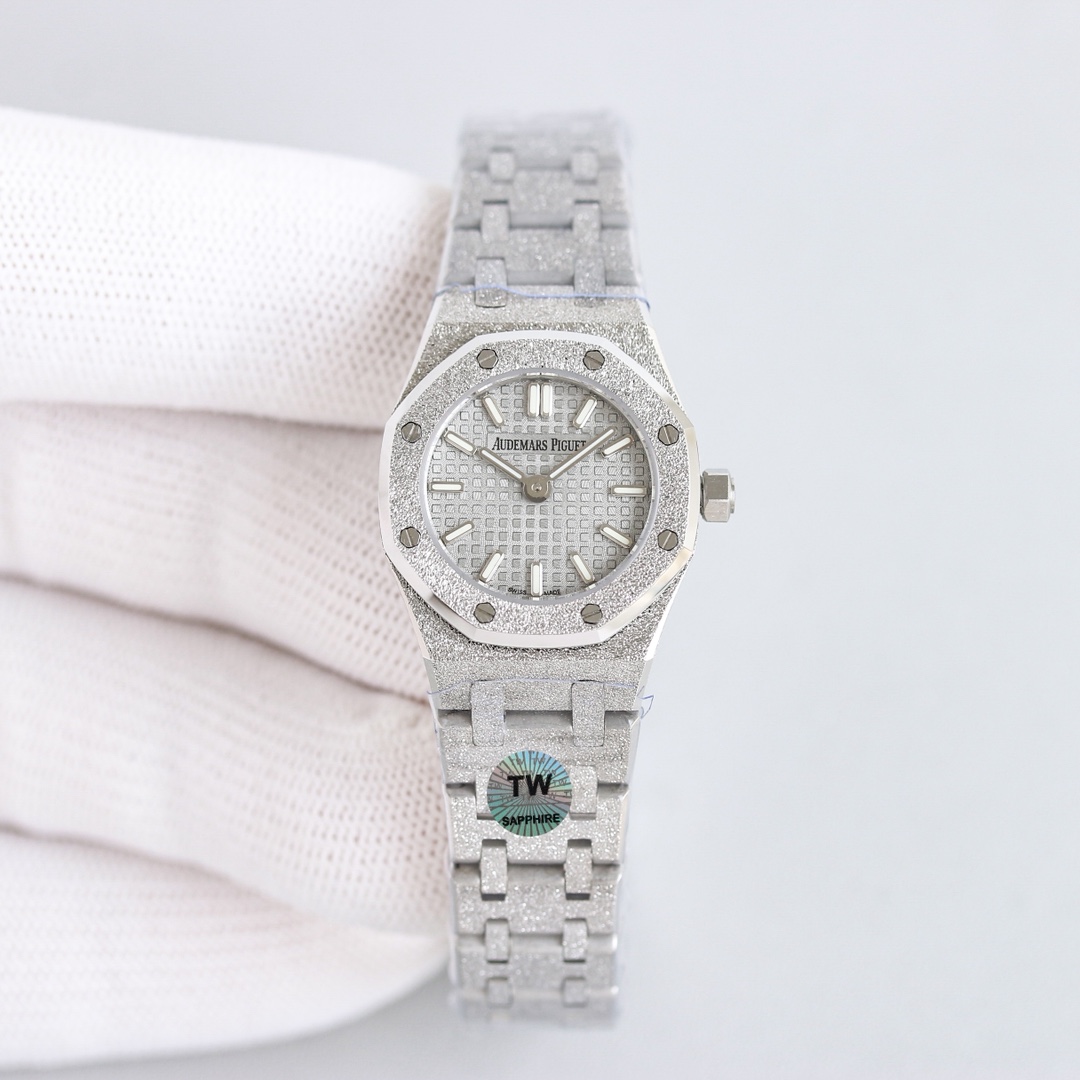 NO:821682,520 gift recommendation, flat price TW [Watch Home Brand News] Swiss high-end watchmaking brand Audemars Piguet has launched three new Royal Oak series mini frost gold watches. The three new models are exquisitely sized and adopt a single-tone design. They are only 23 mm in diameter. They are made of 18K gold, white gold or rose gold. They are inherited from the first Royal Oak.  The distinctive aesthetic characteristics of the Royal Oak watch and the brilliant luster of the frosted gold finish highlight the charming visual beauty. The creation of the new watch draws on Audemars Piguet's rich accumulation in the field of micro timepieces and jewelry watches. Inspired by the Royal Oak series, the smallest watch in history, it reimagines its size proportions, shape structure, aesthetic design and practical performance, and reinterprets the Royal Oak launched in 1997 with a diameter of only 20 mm from a modern perspective.  The Oak Royal Oak mini watch continues Audemars Piguet's long heritage while also boldly innovating, adding another masterpiece for slender wrists. The watch is equipped with a Swiss quartz movement with a battery life of more than 5 years, fully adapting to contemporary lifestyle.,,audemars,gold19860909520礼物推荐款 统一价 TW [腕表之家 品牌新闻]瑞士高级制表品牌爱彼（Audemars Piguet）全新推出三款Royal Oak皇家橡树系列迷你霜金腕表,三款尺寸精巧的新作采用单色调设计,直径仅23毫米,分别以18K黄金、白金或玫瑰金材质打造,融合沿袭自首款Royal Oak皇家橡树腕表的鲜明美学特质与霜金饰面的璀璨光泽,彰显迷人的视觉美感.新款腕表的创作汲取了爱彼在微型时计和珠宝表款领域的丰厚积淀,以Royal Oak皇家橡树系列这一历史上最小巧的表款为灵感,对其尺寸比例、外形构造、美学设计和实用性能予以重新构思,从现代视角重释1997年推出的直径仅20毫米的Royal Oak皇家橡树迷你腕表,在延续爱彼悠久传承的同时亦大胆拓新,为纤细手腕再添力作.腕表搭载电池寿命达5年以上的瑞士石英机芯,充分适配当代生活方式.,,audemars,gold,Watch