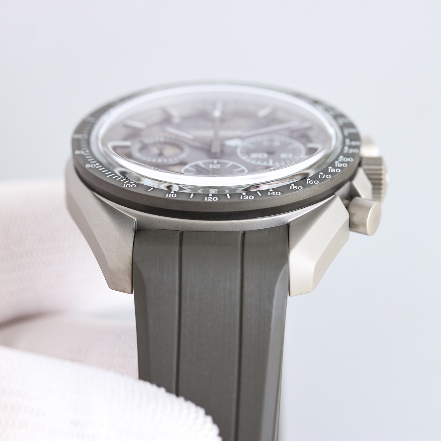 Omega Speedmaster Dark Side of the Moon Apollo 8 'The Grey Side of the Moon' detail 3