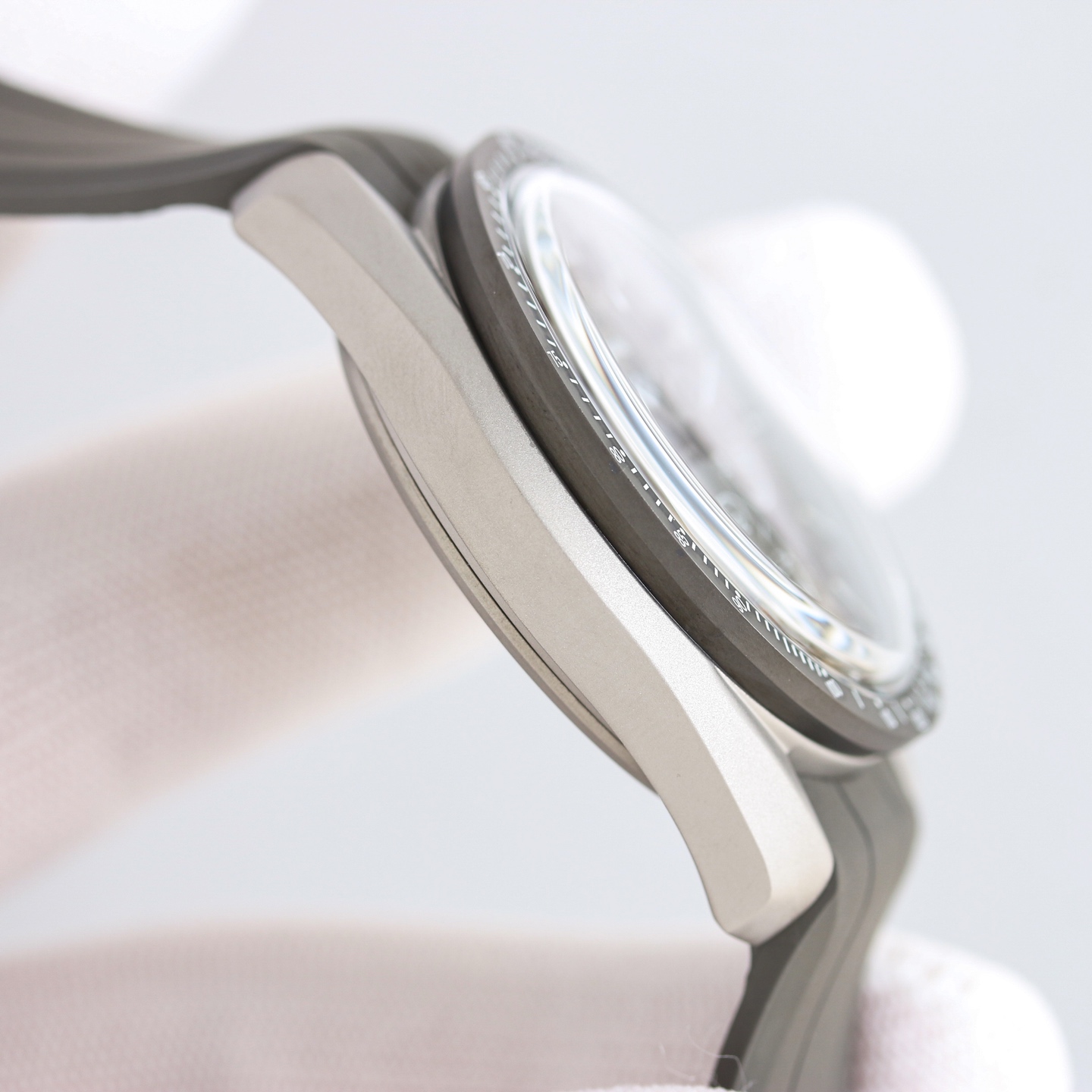 Omega Speedmaster Dark Side of the Moon Apollo 8 'The Grey Side of the Moon' detail 6