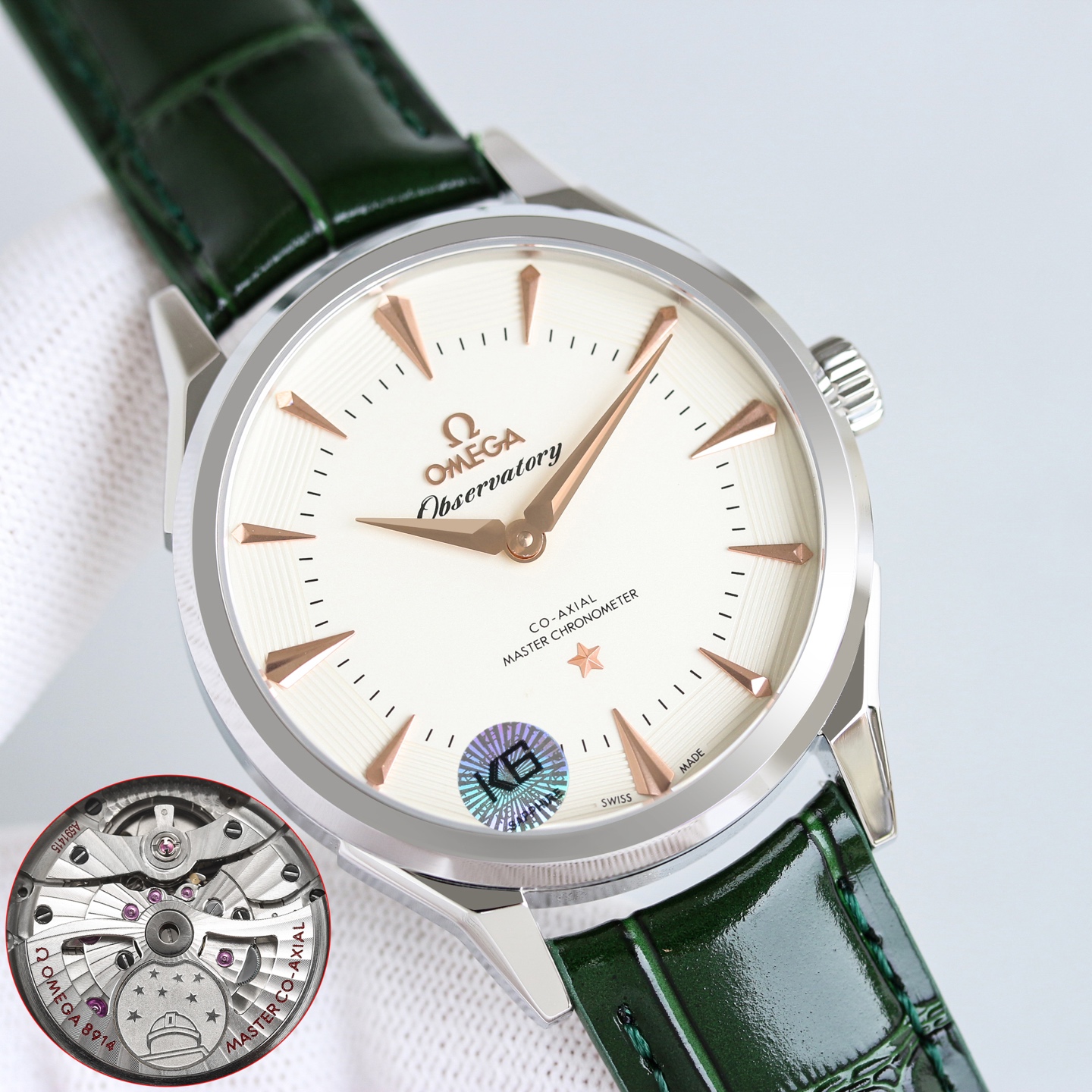 NO:944386,Produced by TW, white shell, gold shell, TW Factory, Omega's latest generation constellation, classic pie dial, replica S6OMEGA new arrival, original matching three-dimensional hands, 39.4mm diameter, super fit to the hand, guilloché + kite-shaped hour markers, directly full of retro atmosphere, full of recognition  It is equipped with the 2824 modified original 8914/black balance wheel Master Chronometer movement, with curved lugs + polished brushed texture, and leather strap. It is noble and versatile, and can be used for business commuting and daily wear. You can also see the constellation badge through the back. Both appearance and strength are online. Whoever wears the classic will know the joy of rebirth!  For the best luxury gift recommendation, please look for the exclusive quality of TW factory, omega19860909TW 出品 白壳 金壳 TW Factory 欧米茄最新一代星座 经典派盘表盘复刻S6OMEGA新品到货 原装对版立体式指针,39.4mm表径超贴合手感,玑镂+风筝形时标,复古氛围感直接拉满,辨识度拉满 内部搭载2824改原装8914/黑摆轮至臻天文台机芯,弯折表耳+抛光拉丝质感,配皮质表带,显贵又百搭,商务通勤、日常佩戴都能打 背透还能看到星座徽章,颜值与实力双在线,经典重生的快乐谁戴谁知道！送礼最佳奢华推荐请认准TW厂独家品质,,omega,Watch