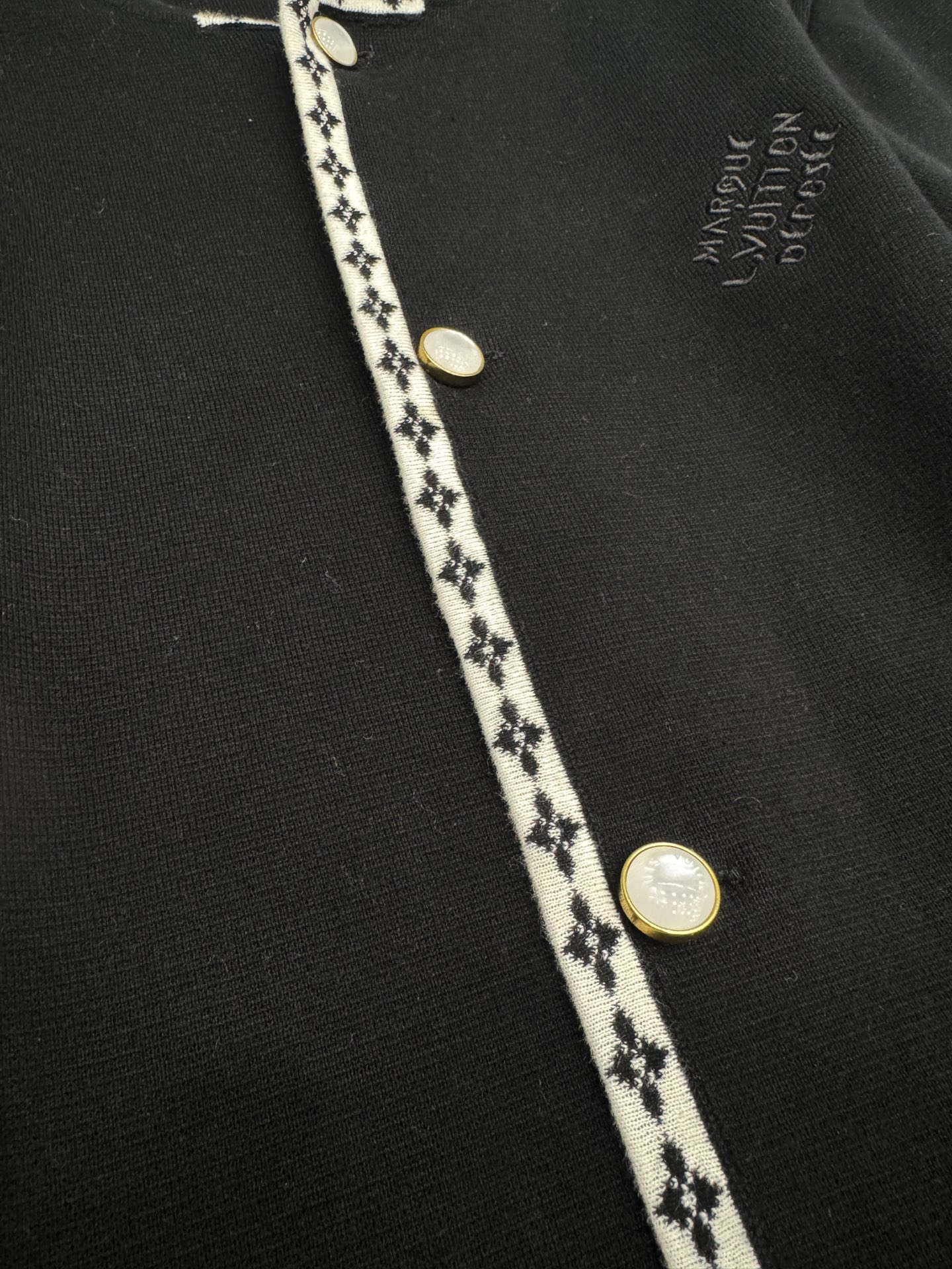 290💰1V25ss针织学院风格西装外套 实拍
采用42支毛纱14针横机织片长达200分钟，门襟提花工艺四色花
人工套口手缝，平车走线，
经过高温水洗赋予面料柔和自然的垂坠感与舒适亲肤的触感
扣子采用激光刻字电镀古金钻扣定制
胸前字母采用定点定位刺绣针脚细密精准，立体饱满
尺码S-L