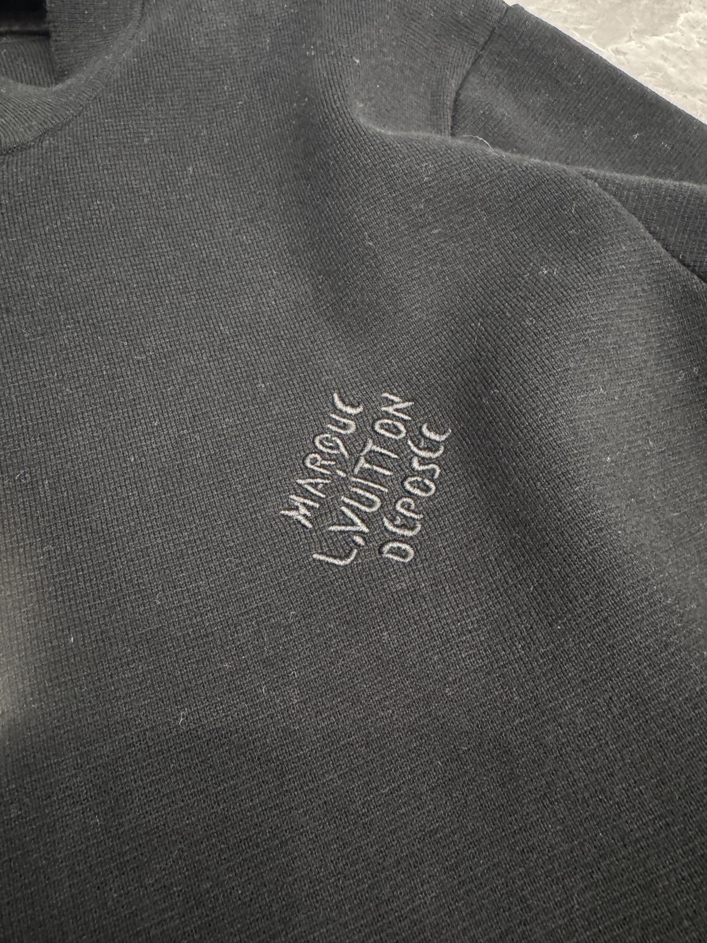 290💰1V25ss针织学院风格西装外套 实拍
采用42支毛纱14针横机织片长达200分钟，门襟提花工艺四色花
人工套口手缝，平车走线，
经过高温水洗赋予面料柔和自然的垂坠感与舒适亲肤的触感
扣子采用激光刻字电镀古金钻扣定制
胸前字母采用定点定位刺绣针脚细密精准，立体饱满
尺码S-L