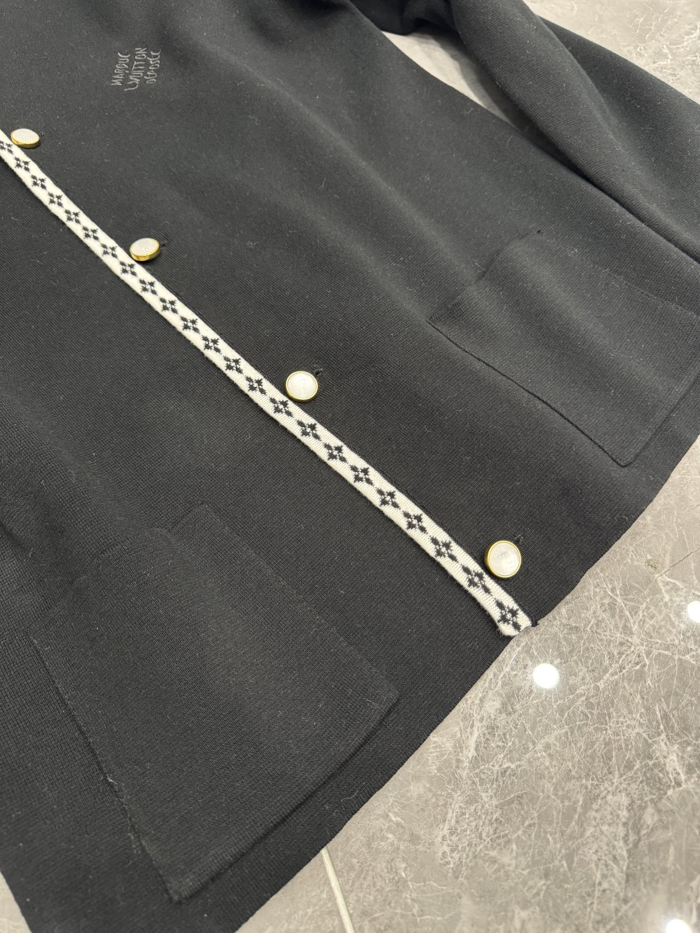 290💰1V25ss针织学院风格西装外套 实拍
采用42支毛纱14针横机织片长达200分钟，门襟提花工艺四色花
人工套口手缝，平车走线，
经过高温水洗赋予面料柔和自然的垂坠感与舒适亲肤的触感
扣子采用激光刻字电镀古金钻扣定制
胸前字母采用定点定位刺绣针脚细密精准，立体饱满
尺码S-L