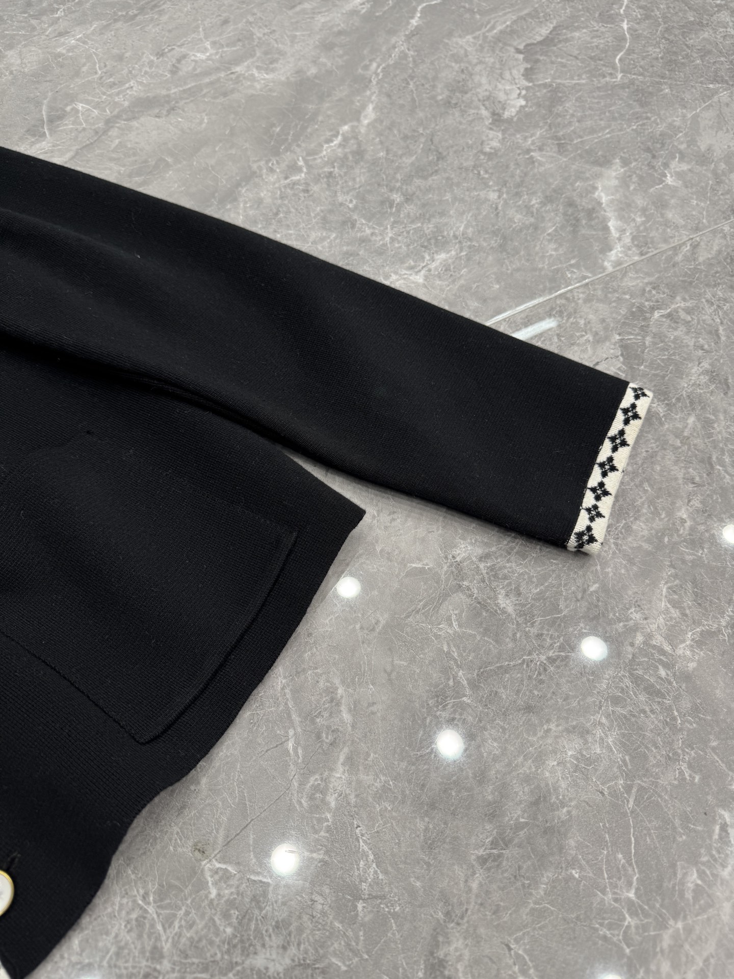 290💰1V25ss针织学院风格西装外套 实拍
采用42支毛纱14针横机织片长达200分钟，门襟提花工艺四色花
人工套口手缝，平车走线，
经过高温水洗赋予面料柔和自然的垂坠感与舒适亲肤的触感
扣子采用激光刻字电镀古金钻扣定制
胸前字母采用定点定位刺绣针脚细密精准，立体饱满
尺码S-L