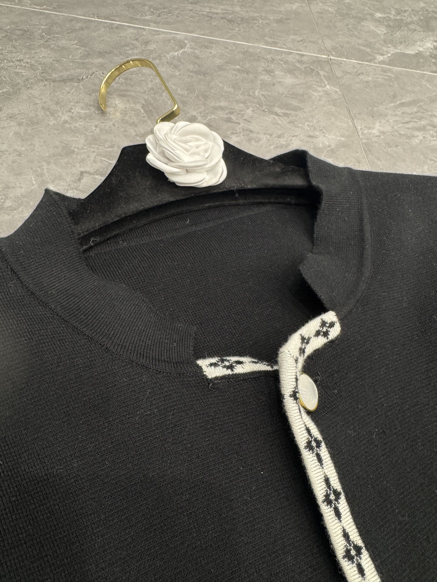 290💰1V25ss针织学院风格西装外套 实拍
采用42支毛纱14针横机织片长达200分钟，门襟提花工艺四色花
人工套口手缝，平车走线，
经过高温水洗赋予面料柔和自然的垂坠感与舒适亲肤的触感
扣子采用激光刻字电镀古金钻扣定制
胸前字母采用定点定位刺绣针脚细密精准，立体饱满
尺码S-L