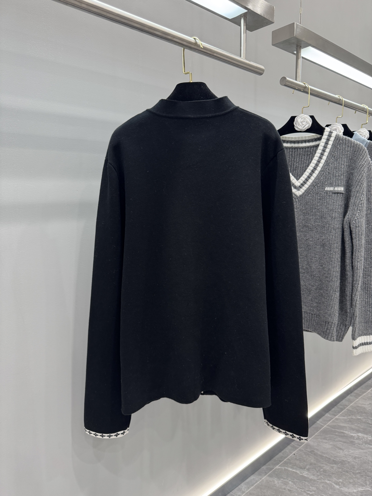 290💰1V25ss针织学院风格西装外套 实拍
采用42支毛纱14针横机织片长达200分钟，门襟提花工艺四色花
人工套口手缝，平车走线，
经过高温水洗赋予面料柔和自然的垂坠感与舒适亲肤的触感
扣子采用激光刻字电镀古金钻扣定制
胸前字母采用定点定位刺绣针脚细密精准，立体饱满
尺码S-L