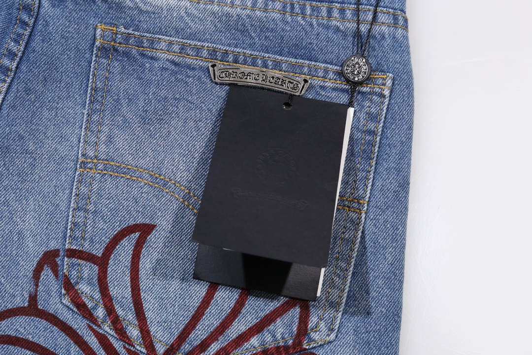 P130
款号:H505
Chrome Hearts 克罗心 高级限定同款牛仔裤
散发着不羁的个性和独特的魅力。每一处磨损和破洞都是精心设计,呈现出一种独特的艺术感。选用进口牛仔面料,经过超重工水洗和破坏处理,裤身展现出上身超酷的效果,让你在时尚的舞台上独领风骚。
这不仅仅是一条牛仔裤,更是一种态度的表达。克罗心以其独特的设计理念和对细节的极致追求,打破传统界限,定义了新时代的牛仔裤风潮。裤身采用双层梭织面料,搭配订制五金,展现出无敌好看的独特款式,使每一位穿戴者都成为时尚的焦点。
进口牛仔面料 超重工水洗破坏 上身超酷!订制五金 无敌好看的款 制作工艺很难 高街感满满
Color:蓝色
Size:S M L XL