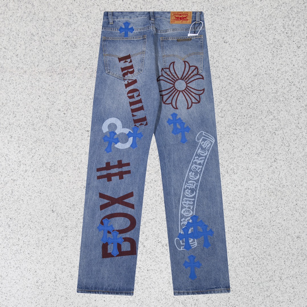 P130
款号:H505
Chrome Hearts 克罗心 高级限定同款牛仔裤
散发着不羁的个性和独特的魅力。每一处磨损和破洞都是精心设计,呈现出一种独特的艺术感。选用进口牛仔面料,经过超重工水洗和破坏处理,裤身展现出上身超酷的效果,让你在时尚的舞台上独领风骚。
这不仅仅是一条牛仔裤,更是一种态度的表达。克罗心以其独特的设计理念和对细节的极致追求,打破传统界限,定义了新时代的牛仔裤风潮。裤身采用双层梭织面料,搭配订制五金,展现出无敌好看的独特款式,使每一位穿戴者都成为时尚的焦点。
进口牛仔面料 超重工水洗破坏 上身超酷!订制五金 无敌好看的款 制作工艺很难 高街感满满
Color:蓝色
Size:S M L XL