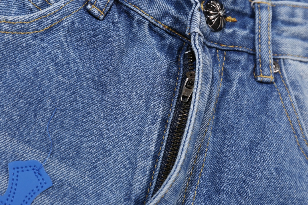 P130
款号:H505
Chrome Hearts 克罗心 高级限定同款牛仔裤
散发着不羁的个性和独特的魅力。每一处磨损和破洞都是精心设计,呈现出一种独特的艺术感。选用进口牛仔面料,经过超重工水洗和破坏处理,裤身展现出上身超酷的效果,让你在时尚的舞台上独领风骚。
这不仅仅是一条牛仔裤,更是一种态度的表达。克罗心以其独特的设计理念和对细节的极致追求,打破传统界限,定义了新时代的牛仔裤风潮。裤身采用双层梭织面料,搭配订制五金,展现出无敌好看的独特款式,使每一位穿戴者都成为时尚的焦点。
进口牛仔面料 超重工水洗破坏 上身超酷!订制五金 无敌好看的款 制作工艺很难 高街感满满
Color:蓝色
Size:S M L XL