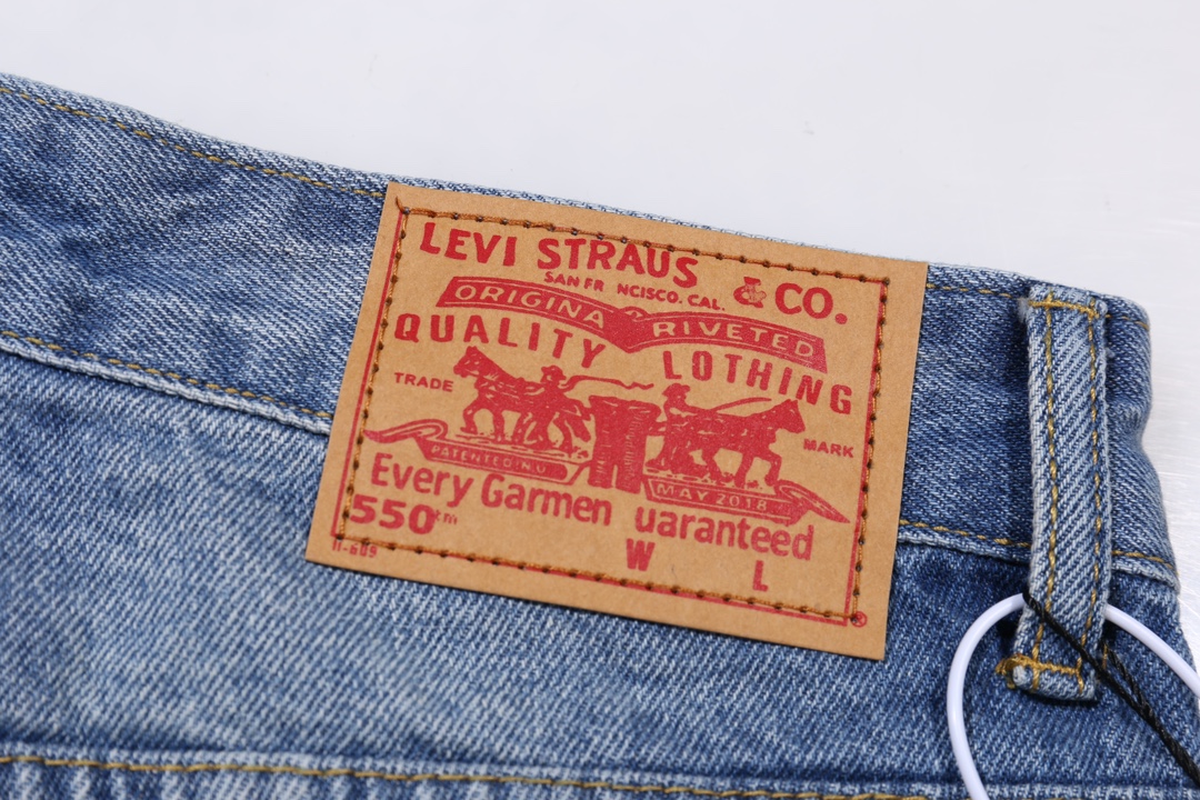 P130
款号:H505
Chrome Hearts 克罗心 高级限定同款牛仔裤
散发着不羁的个性和独特的魅力。每一处磨损和破洞都是精心设计,呈现出一种独特的艺术感。选用进口牛仔面料,经过超重工水洗和破坏处理,裤身展现出上身超酷的效果,让你在时尚的舞台上独领风骚。
这不仅仅是一条牛仔裤,更是一种态度的表达。克罗心以其独特的设计理念和对细节的极致追求,打破传统界限,定义了新时代的牛仔裤风潮。裤身采用双层梭织面料,搭配订制五金,展现出无敌好看的独特款式,使每一位穿戴者都成为时尚的焦点。
进口牛仔面料 超重工水洗破坏 上身超酷!订制五金 无敌好看的款 制作工艺很难 高街感满满
Color:蓝色
Size:S M L XL