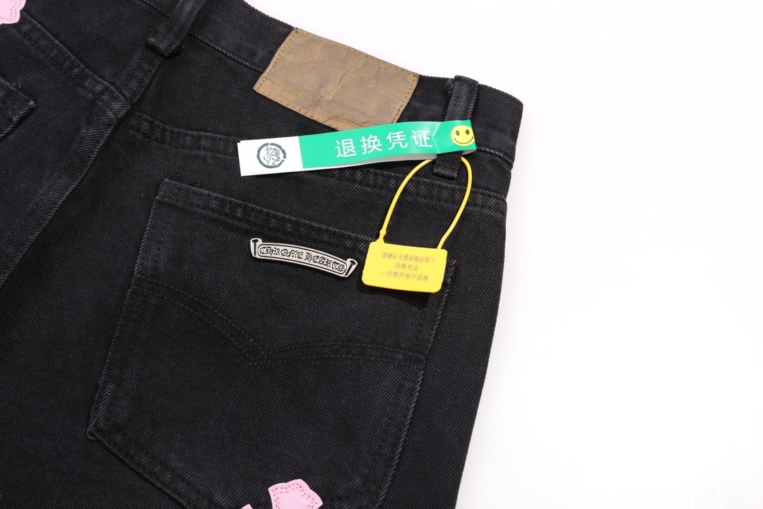 P110
款号:H581(区别H19)
Chrome Hearts CH克罗心大破坏重工破损破洞高街牛仔裤
散发着不羁的个性和独特的魅力。每一处磨损和破洞都是精心设计,呈现出一种独特的艺术感。选用进口牛仔面料,经过超重工水洗和破坏处理,裤身展现出上身超酷的效果,让你在时尚的舞台上独领风骚。
这不仅仅是一条牛仔裤,更是一种态度的表达。克罗心以其独特的设计理念和对细节的极致追求,打破传统界限,定义了新时代的牛仔裤风潮。裤身采用双层梭织面料,搭配订制五金,展现出无敌好看的独特款式,使每一位穿戴者都成为时尚的焦点。
进口牛仔面料 超重工水洗破坏 上身超酷!订制五金 无敌好看的款 制作工艺很难 高街感满满
Color:黑红
Size:28 30 32 34 36(S-XXL)