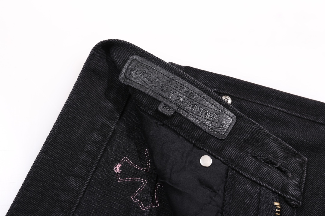 P110
款号:H581(区别H19)
Chrome Hearts CH克罗心大破坏重工破损破洞高街牛仔裤
散发着不羁的个性和独特的魅力。每一处磨损和破洞都是精心设计,呈现出一种独特的艺术感。选用进口牛仔面料,经过超重工水洗和破坏处理,裤身展现出上身超酷的效果,让你在时尚的舞台上独领风骚。
这不仅仅是一条牛仔裤,更是一种态度的表达。克罗心以其独特的设计理念和对细节的极致追求,打破传统界限,定义了新时代的牛仔裤风潮。裤身采用双层梭织面料,搭配订制五金,展现出无敌好看的独特款式,使每一位穿戴者都成为时尚的焦点。
进口牛仔面料 超重工水洗破坏 上身超酷!订制五金 无敌好看的款 制作工艺很难 高街感满满
Color:黑红
Size:28 30 32 34 36(S-XXL)