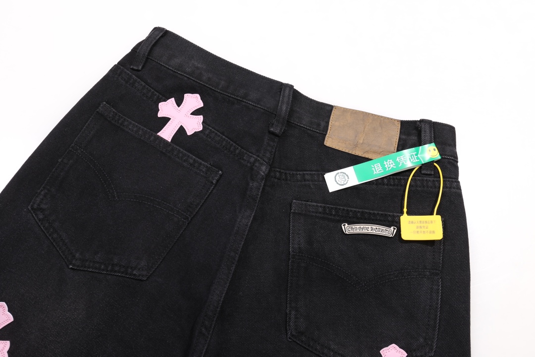 P110
款号:H581(区别H19)
Chrome Hearts CH克罗心大破坏重工破损破洞高街牛仔裤
散发着不羁的个性和独特的魅力。每一处磨损和破洞都是精心设计,呈现出一种独特的艺术感。选用进口牛仔面料,经过超重工水洗和破坏处理,裤身展现出上身超酷的效果,让你在时尚的舞台上独领风骚。
这不仅仅是一条牛仔裤,更是一种态度的表达。克罗心以其独特的设计理念和对细节的极致追求,打破传统界限,定义了新时代的牛仔裤风潮。裤身采用双层梭织面料,搭配订制五金,展现出无敌好看的独特款式,使每一位穿戴者都成为时尚的焦点。
进口牛仔面料 超重工水洗破坏 上身超酷!订制五金 无敌好看的款 制作工艺很难 高街感满满
Color:黑红
Size:28 30 32 34 36(S-XXL)