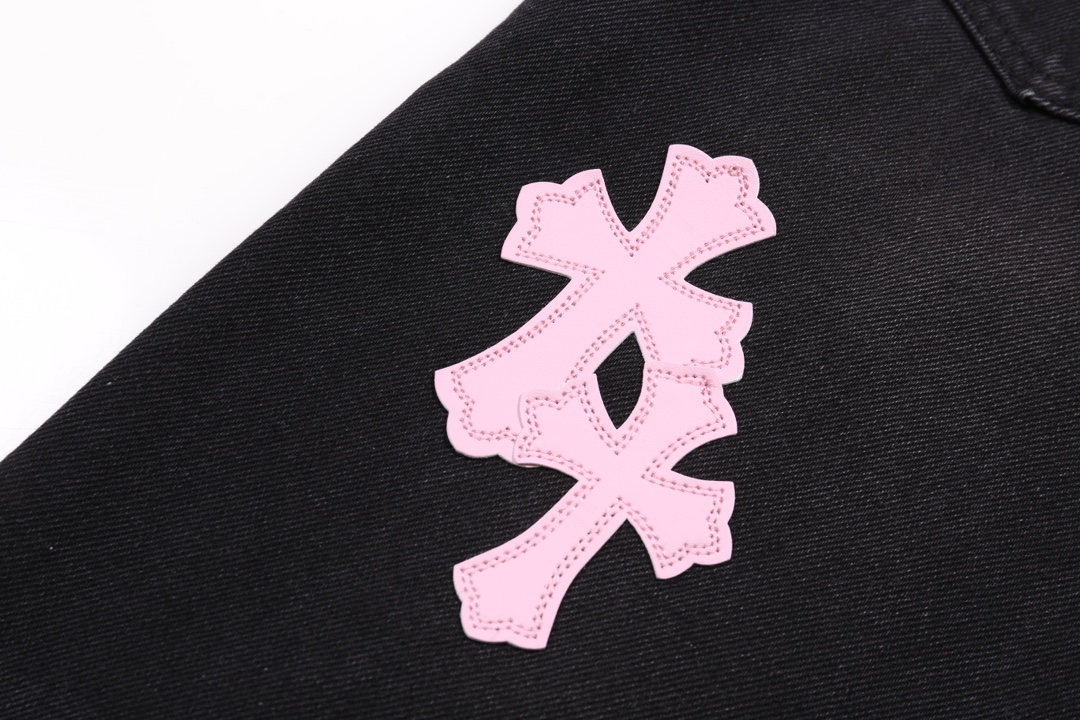 P110
款号:H581(区别H19)
Chrome Hearts CH克罗心大破坏重工破损破洞高街牛仔裤
散发着不羁的个性和独特的魅力。每一处磨损和破洞都是精心设计,呈现出一种独特的艺术感。选用进口牛仔面料,经过超重工水洗和破坏处理,裤身展现出上身超酷的效果,让你在时尚的舞台上独领风骚。
这不仅仅是一条牛仔裤,更是一种态度的表达。克罗心以其独特的设计理念和对细节的极致追求,打破传统界限,定义了新时代的牛仔裤风潮。裤身采用双层梭织面料,搭配订制五金,展现出无敌好看的独特款式,使每一位穿戴者都成为时尚的焦点。
进口牛仔面料 超重工水洗破坏 上身超酷!订制五金 无敌好看的款 制作工艺很难 高街感满满
Color:黑红
Size:28 30 32 34 36(S-XXL)