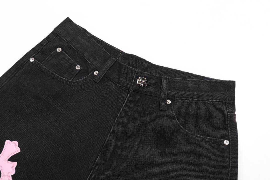 P110
款号:H581(区别H19)
Chrome Hearts CH克罗心大破坏重工破损破洞高街牛仔裤
散发着不羁的个性和独特的魅力。每一处磨损和破洞都是精心设计,呈现出一种独特的艺术感。选用进口牛仔面料,经过超重工水洗和破坏处理,裤身展现出上身超酷的效果,让你在时尚的舞台上独领风骚。
这不仅仅是一条牛仔裤,更是一种态度的表达。克罗心以其独特的设计理念和对细节的极致追求,打破传统界限,定义了新时代的牛仔裤风潮。裤身采用双层梭织面料,搭配订制五金,展现出无敌好看的独特款式,使每一位穿戴者都成为时尚的焦点。
进口牛仔面料 超重工水洗破坏 上身超酷!订制五金 无敌好看的款 制作工艺很难 高街感满满
Color:黑红
Size:28 30 32 34 36(S-XXL)