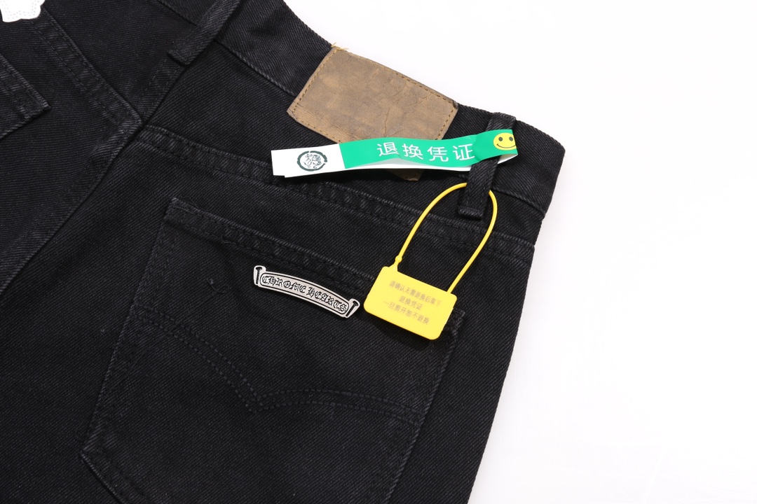 P110
款号:H582(区别H19)
Chrome Hearts CH克罗心牛王大重工高街牛仔裤
散发着不羁的个性和独特的魅力。每一处磨损和破洞都是精心设计,呈现出一种独特的艺术感。选用进口牛仔面料,经过超重工水洗和破坏处理,裤身展现出上身超酷的效果,让你在时尚的舞台上独领风骚。
这不仅仅是一条牛仔裤,更是一种态度的表达。克罗心以其独特的设计理念和对细节的极致追求,打破传统界限,定义了新时代的牛仔裤风潮。裤身采用双层梭织面料,搭配订制五金,展现出无敌好看的独特款式,使每一位穿戴者都成为时尚的焦点。
进口牛仔面料 超重工水洗破坏 上身超酷!订制五金 无敌好看的款 制作工艺很难 高街感满满
Color:黑白
Size:28 30 32 34 36(S-XXL)