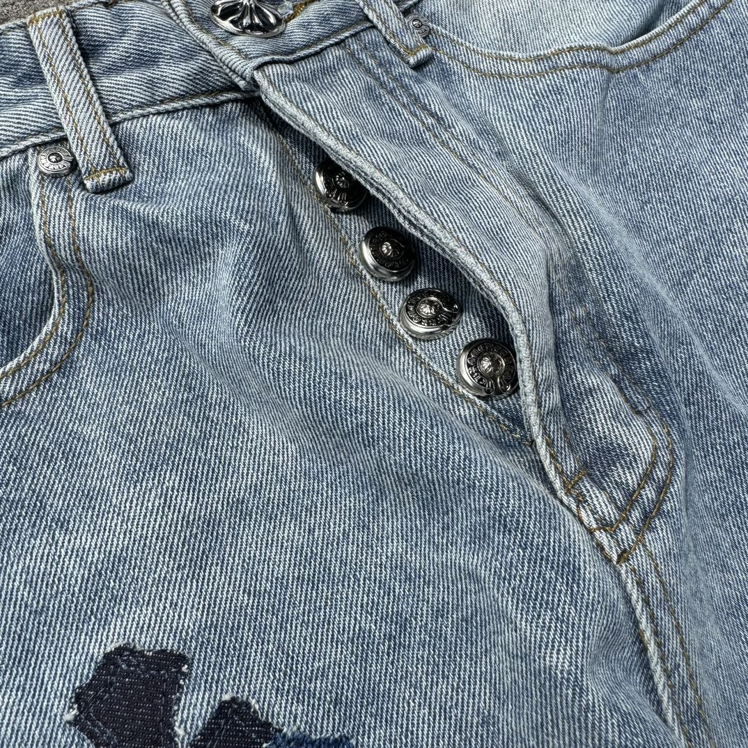 P145
款号：H637
Chrome hearts X SexRecords克罗心金属贴皮十字架水洗牛王展会限定牛仔裤
真实还原Vintage极致质感 
意产特种牛皮印花再切割 订制羊皮三层粗线帖皮 整体拼接在重水水洗染色工艺  细节看的到
立体裁剪版型 宽松舒适不挑身材 显高显瘦 大厂精工 原厂品控 男女同款 可做情侣搭配 百搭推荐 四季必备牛仔裤
Color：蓝色
Size：28，30，32，34，36（s-xxl）