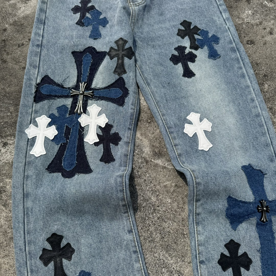 P145
款号：H637
Chrome hearts X SexRecords克罗心金属贴皮十字架水洗牛王展会限定牛仔裤
真实还原Vintage极致质感 
意产特种牛皮印花再切割 订制羊皮三层粗线帖皮 整体拼接在重水水洗染色工艺  细节看的到
立体裁剪版型 宽松舒适不挑身材 显高显瘦 大厂精工 原厂品控 男女同款 可做情侣搭配 百搭推荐 四季必备牛仔裤
Color：蓝色
Size：28，30，32，34，36（s-xxl）