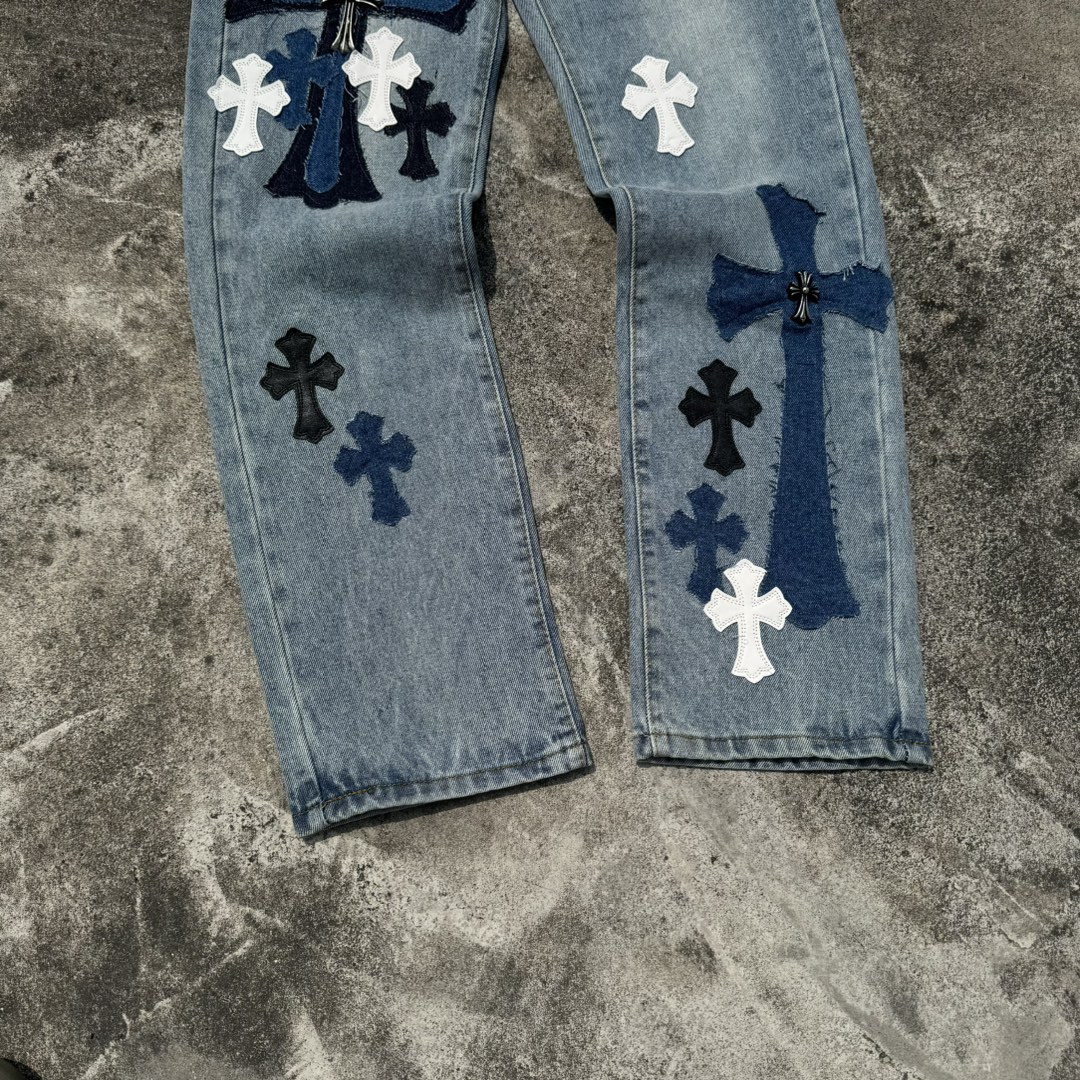 P145
款号：H637
Chrome hearts X SexRecords克罗心金属贴皮十字架水洗牛王展会限定牛仔裤
真实还原Vintage极致质感 
意产特种牛皮印花再切割 订制羊皮三层粗线帖皮 整体拼接在重水水洗染色工艺  细节看的到
立体裁剪版型 宽松舒适不挑身材 显高显瘦 大厂精工 原厂品控 男女同款 可做情侣搭配 百搭推荐 四季必备牛仔裤
Color：蓝色
Size：28，30，32，34，36（s-xxl）