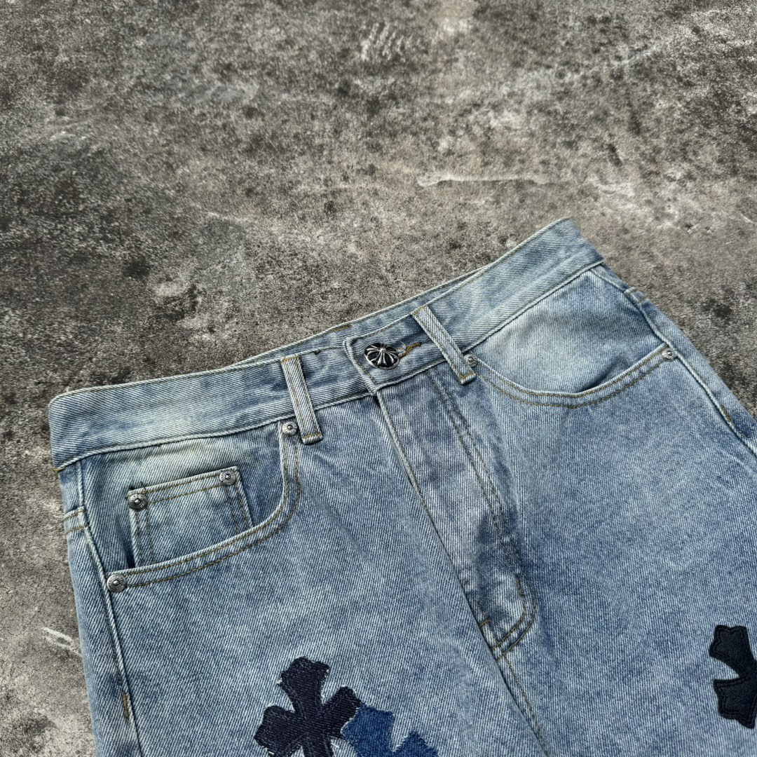 P145
款号：H637
Chrome hearts X SexRecords克罗心金属贴皮十字架水洗牛王展会限定牛仔裤
真实还原Vintage极致质感 
意产特种牛皮印花再切割 订制羊皮三层粗线帖皮 整体拼接在重水水洗染色工艺  细节看的到
立体裁剪版型 宽松舒适不挑身材 显高显瘦 大厂精工 原厂品控 男女同款 可做情侣搭配 百搭推荐 四季必备牛仔裤
Color：蓝色
Size：28，30，32，34，36（s-xxl）