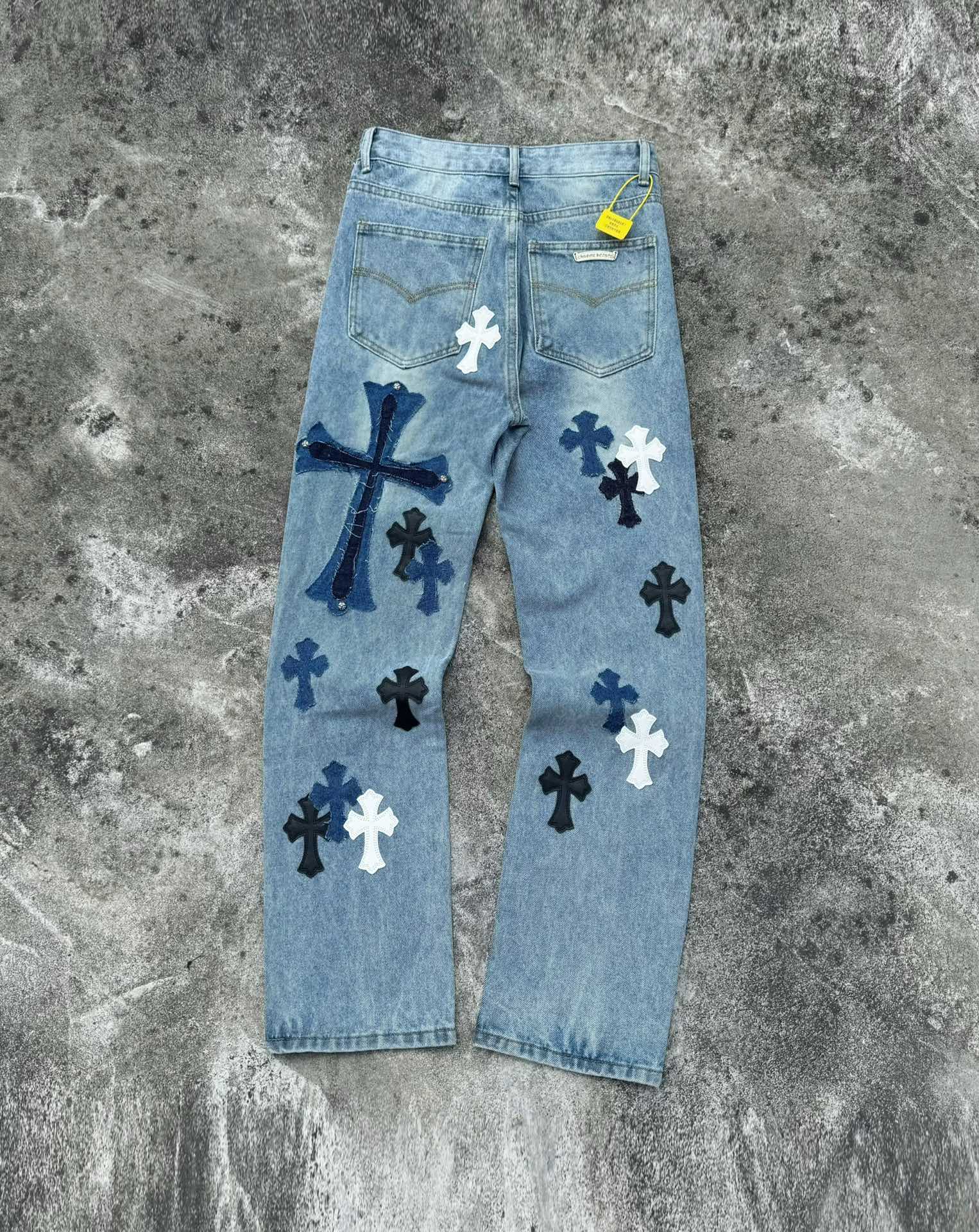 P145
款号：H637
Chrome hearts X SexRecords克罗心金属贴皮十字架水洗牛王展会限定牛仔裤
真实还原Vintage极致质感 
意产特种牛皮印花再切割 订制羊皮三层粗线帖皮 整体拼接在重水水洗染色工艺  细节看的到
立体裁剪版型 宽松舒适不挑身材 显高显瘦 大厂精工 原厂品控 男女同款 可做情侣搭配 百搭推荐 四季必备牛仔裤
Color：蓝色
Size：28，30，32，34，36（s-xxl）