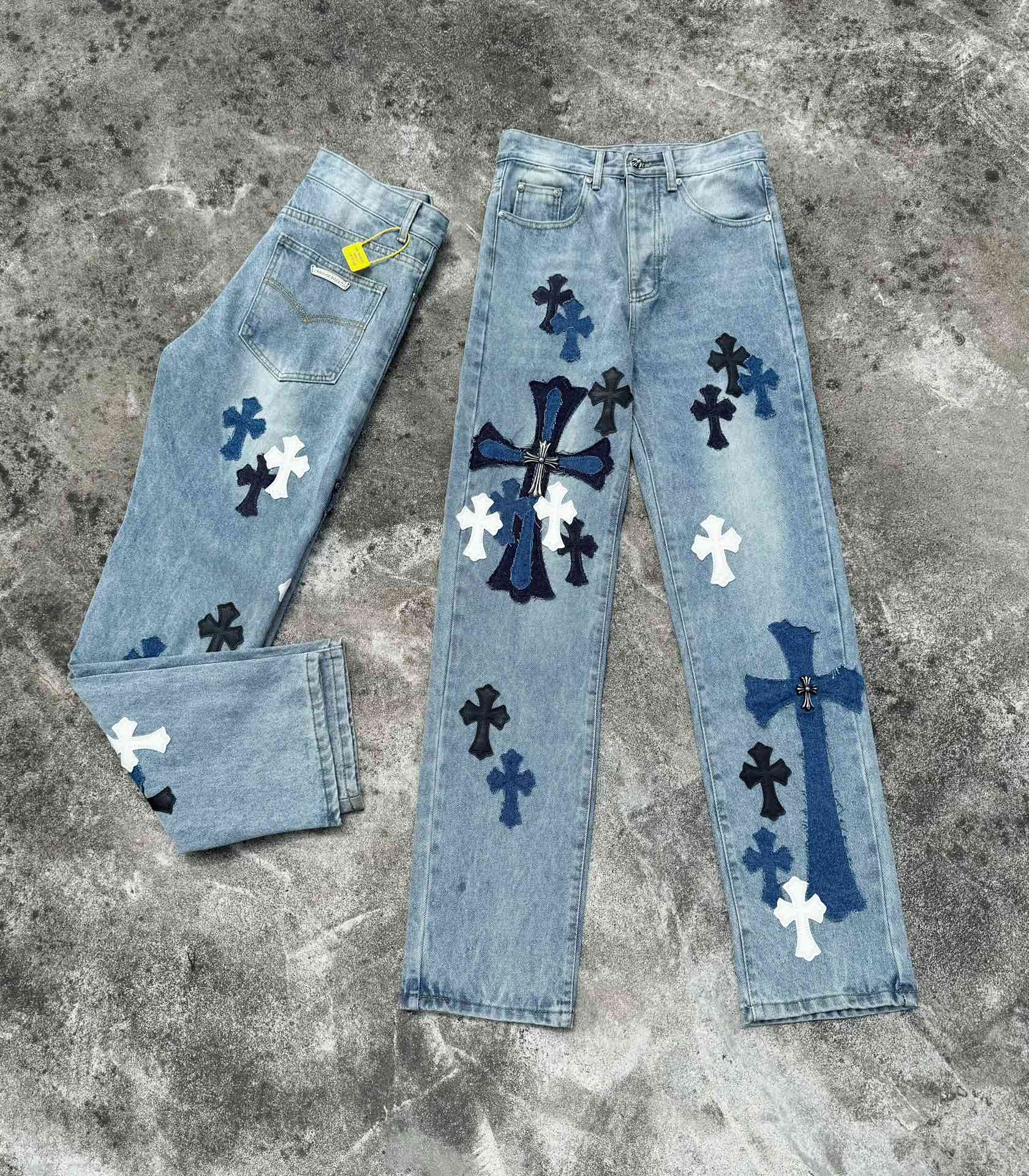 P145
款号：H637
Chrome hearts X SexRecords克罗心金属贴皮十字架水洗牛王展会限定牛仔裤
真实还原Vintage极致质感 
意产特种牛皮印花再切割 订制羊皮三层粗线帖皮 整体拼接在重水水洗染色工艺  细节看的到
立体裁剪版型 宽松舒适不挑身材 显高显瘦 大厂精工 原厂品控 男女同款 可做情侣搭配 百搭推荐 四季必备牛仔裤
Color：蓝色
Size：28，30，32，34，36（s-xxl）