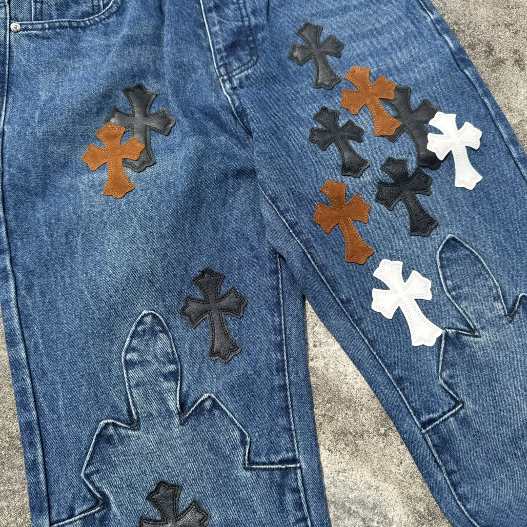 P130
款号：H638
Chrome Hearts CH克罗心 24SS vip定制双膝贴皮火焰高街十字架牛仔裤
原版购入打版 真实还原Vintage极致质感
意产特种牛皮印花再切割 订制羊皮三层粗线帖皮 整体拼接在重水水洗工艺 匠人手工泼墨 细节看的到
立体裁剪版型 宽松舒适不挑身材 显高显瘦 大厂精工 原厂品控 男女同款 可做情侣搭配 百搭推荐 四季必备牛仔裤

Color：蓝色
Size：28，30，32，34，36（S-xxl）