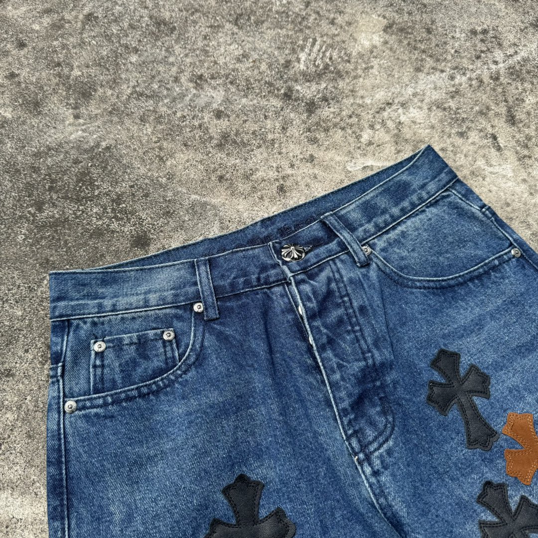 P130
款号：H638
Chrome Hearts CH克罗心 24SS vip定制双膝贴皮火焰高街十字架牛仔裤
原版购入打版 真实还原Vintage极致质感
意产特种牛皮印花再切割 订制羊皮三层粗线帖皮 整体拼接在重水水洗工艺 匠人手工泼墨 细节看的到
立体裁剪版型 宽松舒适不挑身材 显高显瘦 大厂精工 原厂品控 男女同款 可做情侣搭配 百搭推荐 四季必备牛仔裤

Color：蓝色
Size：28，30，32，34，36（S-xxl）