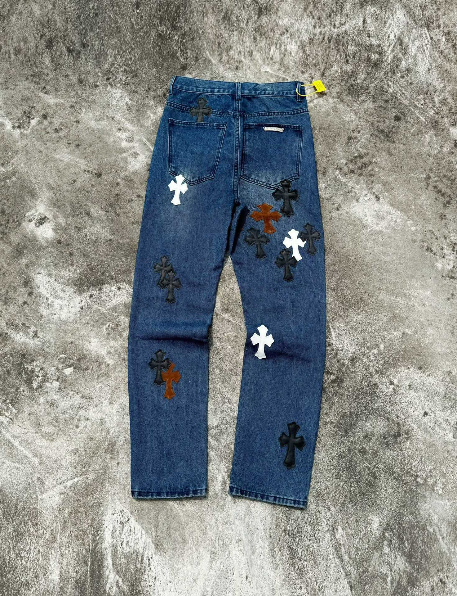P130
款号：H638
Chrome Hearts CH克罗心 24SS vip定制双膝贴皮火焰高街十字架牛仔裤
原版购入打版 真实还原Vintage极致质感
意产特种牛皮印花再切割 订制羊皮三层粗线帖皮 整体拼接在重水水洗工艺 匠人手工泼墨 细节看的到
立体裁剪版型 宽松舒适不挑身材 显高显瘦 大厂精工 原厂品控 男女同款 可做情侣搭配 百搭推荐 四季必备牛仔裤

Color：蓝色
Size：28，30，32，34，36（S-xxl）