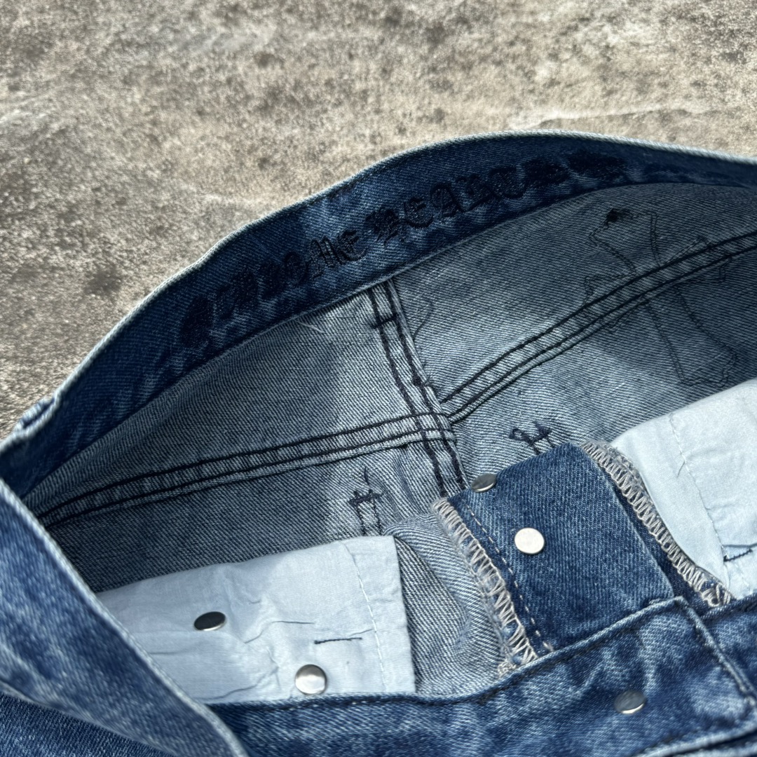 P130
款号：H638
Chrome Hearts CH克罗心 24SS vip定制双膝贴皮火焰高街十字架牛仔裤
原版购入打版 真实还原Vintage极致质感
意产特种牛皮印花再切割 订制羊皮三层粗线帖皮 整体拼接在重水水洗工艺 匠人手工泼墨 细节看的到
立体裁剪版型 宽松舒适不挑身材 显高显瘦 大厂精工 原厂品控 男女同款 可做情侣搭配 百搭推荐 四季必备牛仔裤

Color：蓝色
Size：28，30，32，34，36（S-xxl）