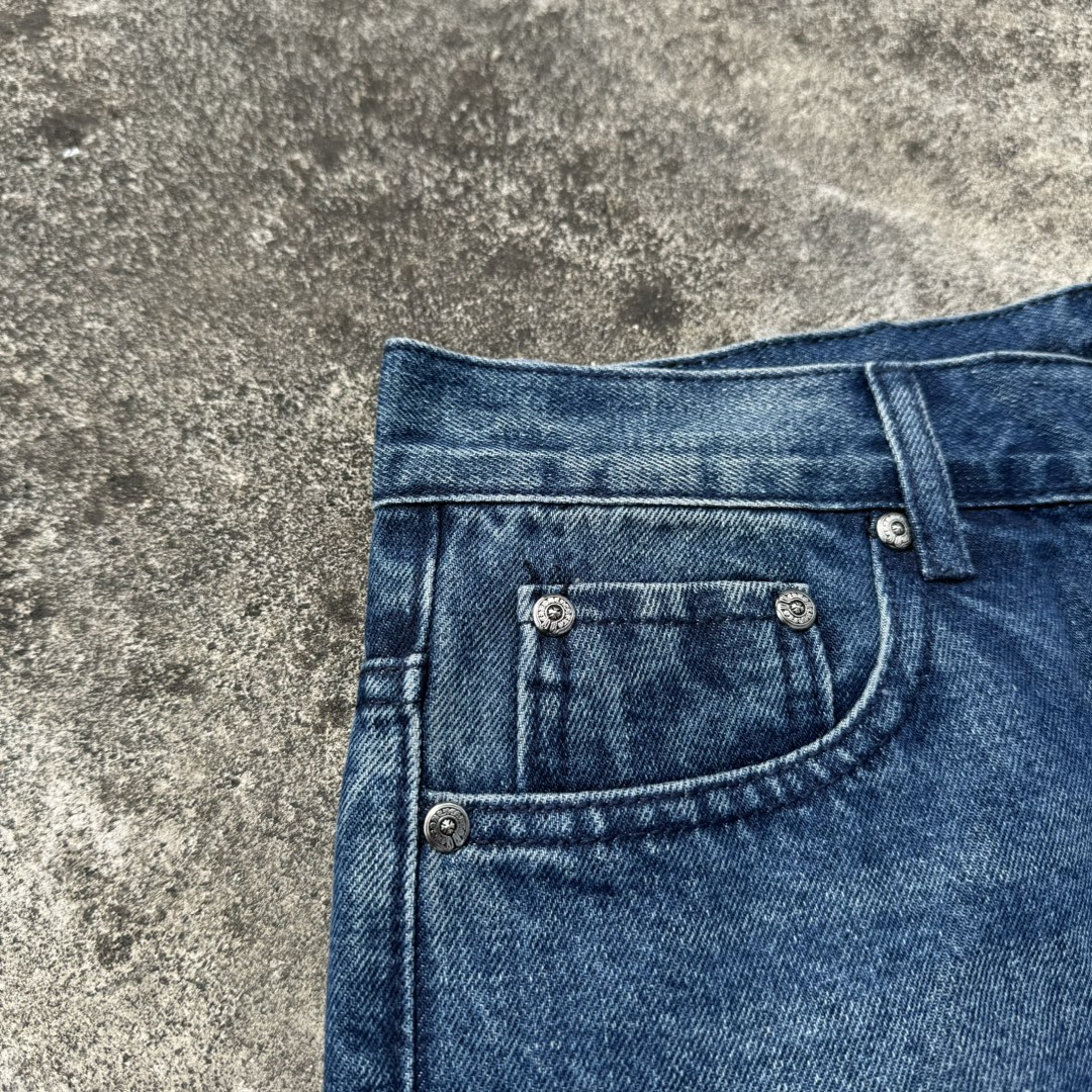 P130
款号：H638
Chrome Hearts CH克罗心 24SS vip定制双膝贴皮火焰高街十字架牛仔裤
原版购入打版 真实还原Vintage极致质感
意产特种牛皮印花再切割 订制羊皮三层粗线帖皮 整体拼接在重水水洗工艺 匠人手工泼墨 细节看的到
立体裁剪版型 宽松舒适不挑身材 显高显瘦 大厂精工 原厂品控 男女同款 可做情侣搭配 百搭推荐 四季必备牛仔裤

Color：蓝色
Size：28，30，32，34，36（S-xxl）