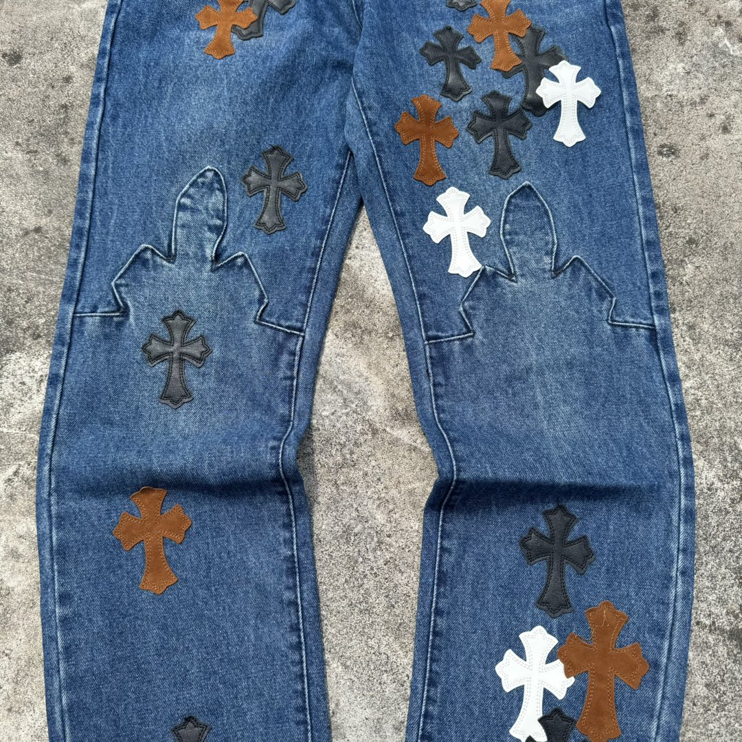 P130
款号：H638
Chrome Hearts CH克罗心 24SS vip定制双膝贴皮火焰高街十字架牛仔裤
原版购入打版 真实还原Vintage极致质感
意产特种牛皮印花再切割 订制羊皮三层粗线帖皮 整体拼接在重水水洗工艺 匠人手工泼墨 细节看的到
立体裁剪版型 宽松舒适不挑身材 显高显瘦 大厂精工 原厂品控 男女同款 可做情侣搭配 百搭推荐 四季必备牛仔裤

Color：蓝色
Size：28，30，32，34，36（S-xxl）