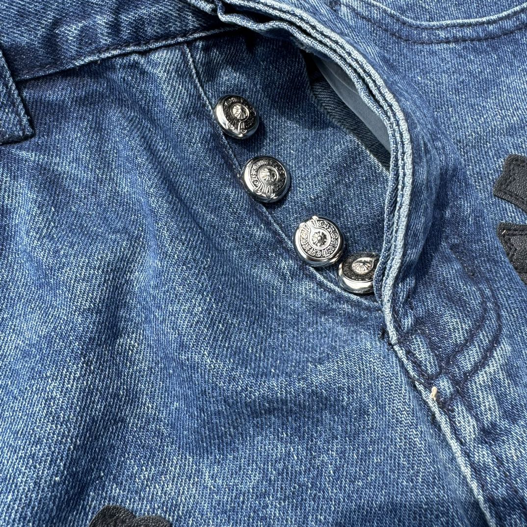 P130
款号：H638
Chrome Hearts CH克罗心 24SS vip定制双膝贴皮火焰高街十字架牛仔裤
原版购入打版 真实还原Vintage极致质感
意产特种牛皮印花再切割 订制羊皮三层粗线帖皮 整体拼接在重水水洗工艺 匠人手工泼墨 细节看的到
立体裁剪版型 宽松舒适不挑身材 显高显瘦 大厂精工 原厂品控 男女同款 可做情侣搭配 百搭推荐 四季必备牛仔裤

Color：蓝色
Size：28，30，32，34，36（S-xxl）