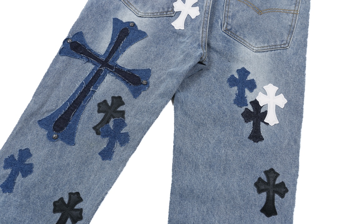 P145
款号：H637
Chrome hearts X SexRecords克罗心金属贴皮十字架水洗牛王展会限定牛仔裤
真实还原Vintage极致质感 
意产特种牛皮印花再切割 订制羊皮三层粗线帖皮 整体拼接在重水水洗染色工艺  细节看的到
立体裁剪版型 宽松舒适不挑身材 显高显瘦 大厂精工 原厂品控 男女同款 可做情侣搭配 百搭推荐 四季必备牛仔裤
Color：蓝色
Size：28，30，32，34，36（s-xxl）
