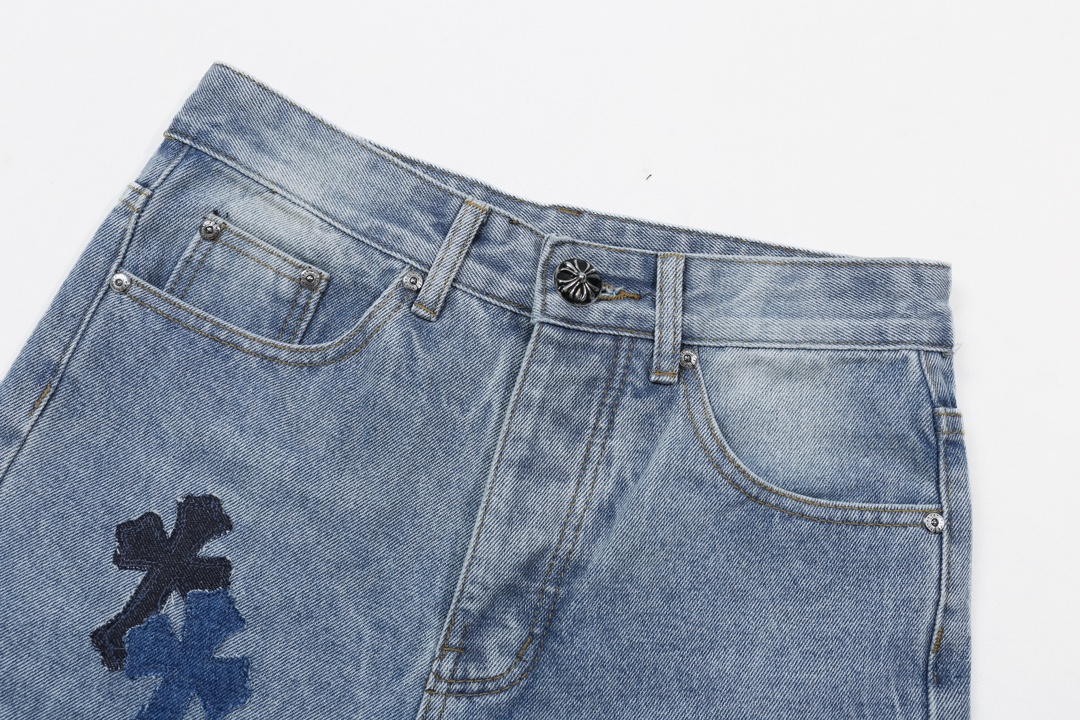 P145
款号：H637
Chrome hearts X SexRecords克罗心金属贴皮十字架水洗牛王展会限定牛仔裤
真实还原Vintage极致质感 
意产特种牛皮印花再切割 订制羊皮三层粗线帖皮 整体拼接在重水水洗染色工艺  细节看的到
立体裁剪版型 宽松舒适不挑身材 显高显瘦 大厂精工 原厂品控 男女同款 可做情侣搭配 百搭推荐 四季必备牛仔裤
Color：蓝色
Size：28，30，32，34，36（s-xxl）