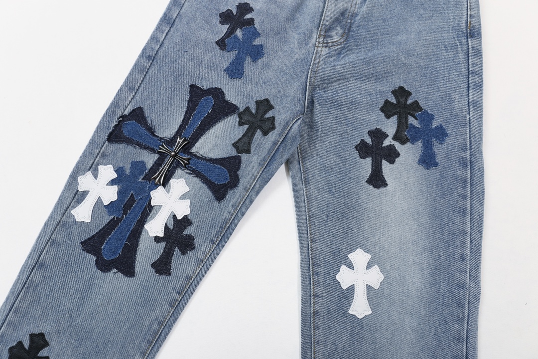 P145
款号：H637
Chrome hearts X SexRecords克罗心金属贴皮十字架水洗牛王展会限定牛仔裤
真实还原Vintage极致质感 
意产特种牛皮印花再切割 订制羊皮三层粗线帖皮 整体拼接在重水水洗染色工艺  细节看的到
立体裁剪版型 宽松舒适不挑身材 显高显瘦 大厂精工 原厂品控 男女同款 可做情侣搭配 百搭推荐 四季必备牛仔裤
Color：蓝色
Size：28，30，32，34，36（s-xxl）