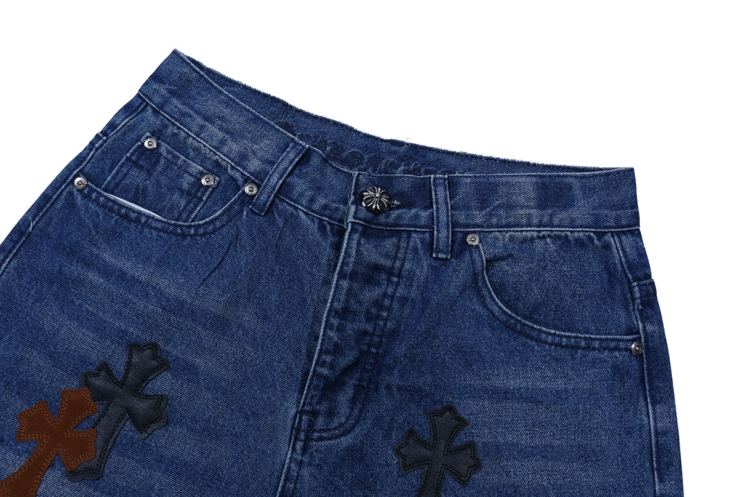 P130
款号：H638
Chrome Hearts CH克罗心 24SS vip定制双膝贴皮火焰高街十字架牛仔裤
原版购入打版 真实还原Vintage极致质感
意产特种牛皮印花再切割 订制羊皮三层粗线帖皮 整体拼接在重水水洗工艺 匠人手工泼墨 细节看的到
立体裁剪版型 宽松舒适不挑身材 显高显瘦 大厂精工 原厂品控 男女同款 可做情侣搭配 百搭推荐 四季必备牛仔裤

Color：蓝色
Size：28，30，32，34，36（S-xxl）