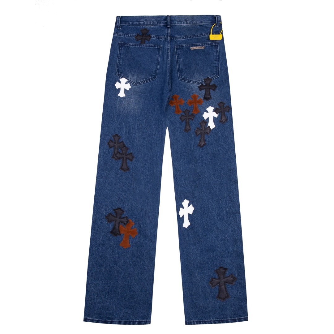 P130
款号：H638
Chrome Hearts CH克罗心 24SS vip定制双膝贴皮火焰高街十字架牛仔裤
原版购入打版 真实还原Vintage极致质感
意产特种牛皮印花再切割 订制羊皮三层粗线帖皮 整体拼接在重水水洗工艺 匠人手工泼墨 细节看的到
立体裁剪版型 宽松舒适不挑身材 显高显瘦 大厂精工 原厂品控 男女同款 可做情侣搭配 百搭推荐 四季必备牛仔裤

Color：蓝色
Size：28，30，32，34，36（S-xxl）