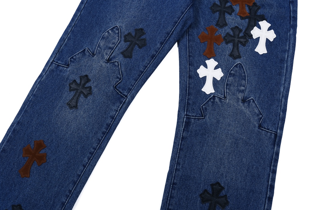 P130
款号：H638
Chrome Hearts CH克罗心 24SS vip定制双膝贴皮火焰高街十字架牛仔裤
原版购入打版 真实还原Vintage极致质感
意产特种牛皮印花再切割 订制羊皮三层粗线帖皮 整体拼接在重水水洗工艺 匠人手工泼墨 细节看的到
立体裁剪版型 宽松舒适不挑身材 显高显瘦 大厂精工 原厂品控 男女同款 可做情侣搭配 百搭推荐 四季必备牛仔裤

Color：蓝色
Size：28，30，32，34，36（S-xxl）