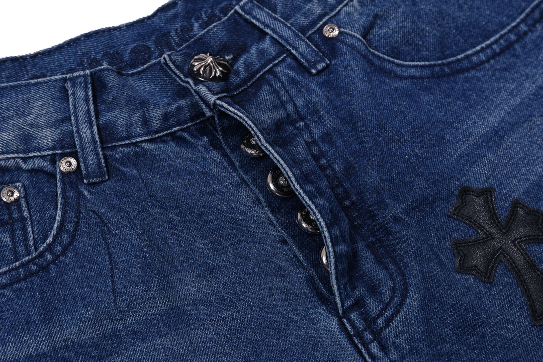 P130
款号：H638
Chrome Hearts CH克罗心 24SS vip定制双膝贴皮火焰高街十字架牛仔裤
原版购入打版 真实还原Vintage极致质感
意产特种牛皮印花再切割 订制羊皮三层粗线帖皮 整体拼接在重水水洗工艺 匠人手工泼墨 细节看的到
立体裁剪版型 宽松舒适不挑身材 显高显瘦 大厂精工 原厂品控 男女同款 可做情侣搭配 百搭推荐 四季必备牛仔裤

Color：蓝色
Size：28，30，32，34，36（S-xxl）